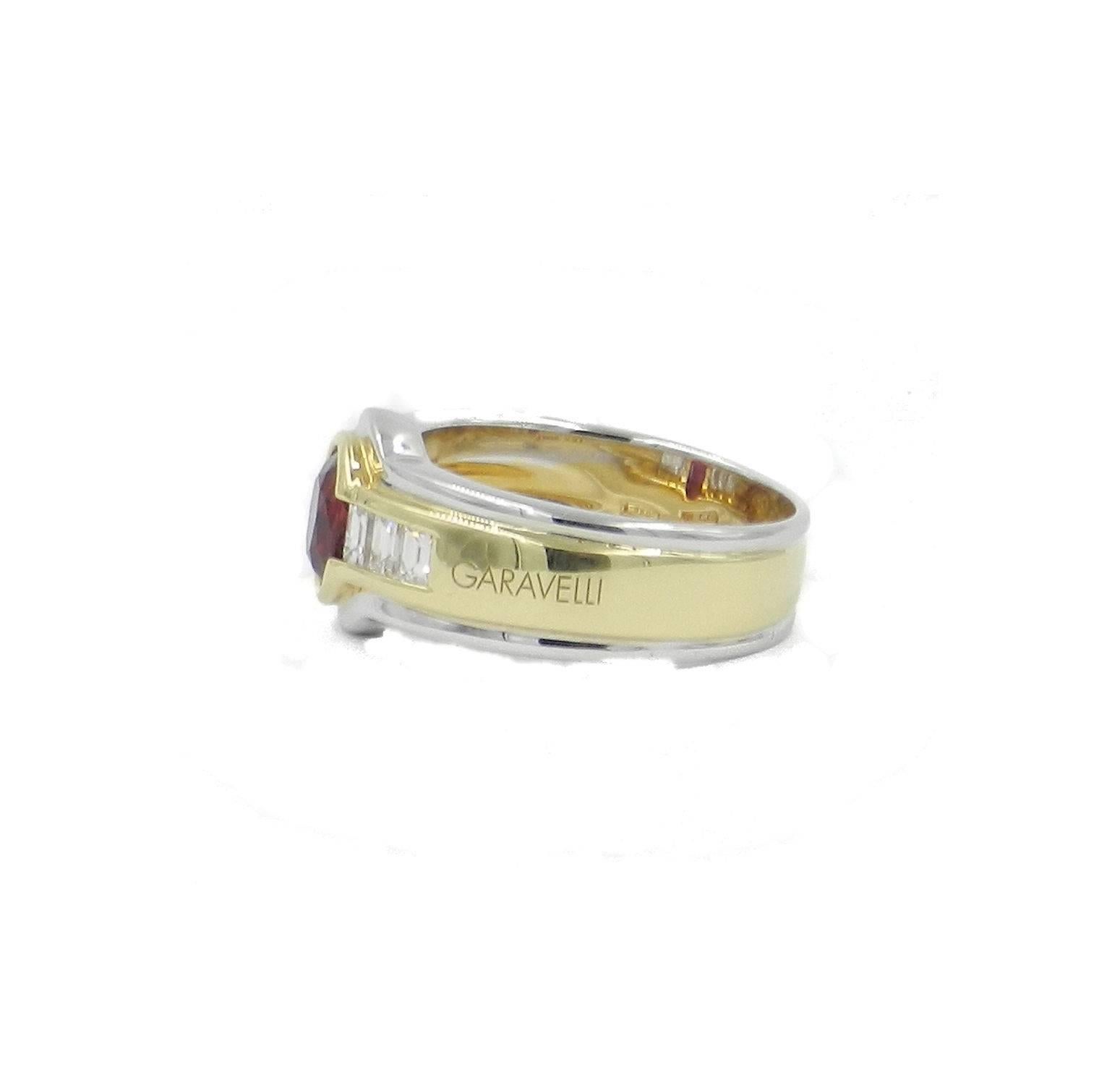 Moderno Anello con rubino rosso ovale 0,82 diamanti taglio baguette 0,42, circa 1960 in vendita