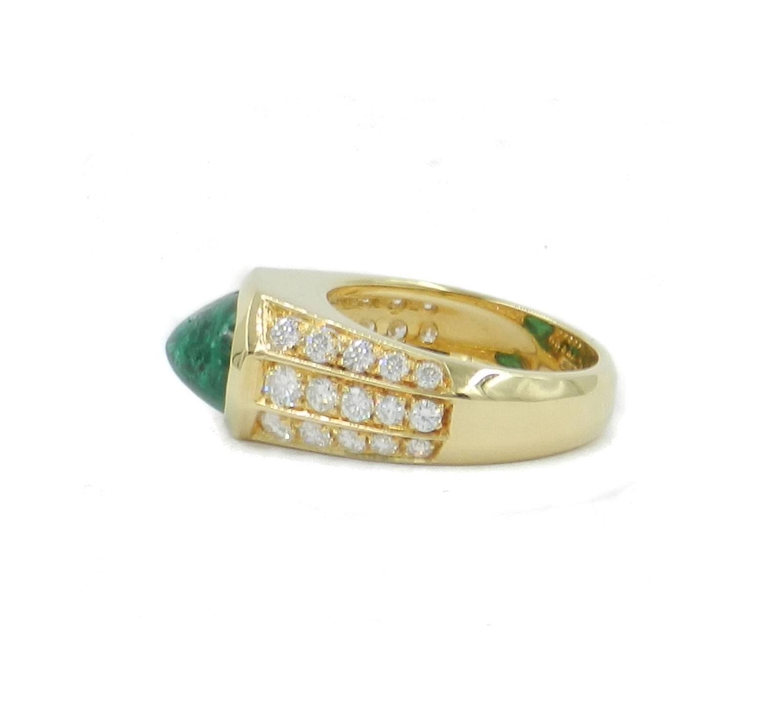 Modern Cabochon Emerald 2.50 Round Diamonds 1.10 Yellow Gold Ring, circa 1960 For Sale