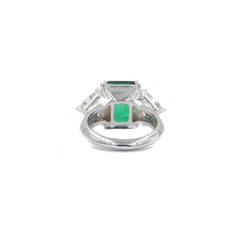 Bague certifiée Gubelin émeraude colombienne Ct 5,48 Deux diamants triangulaires Ct 1,65