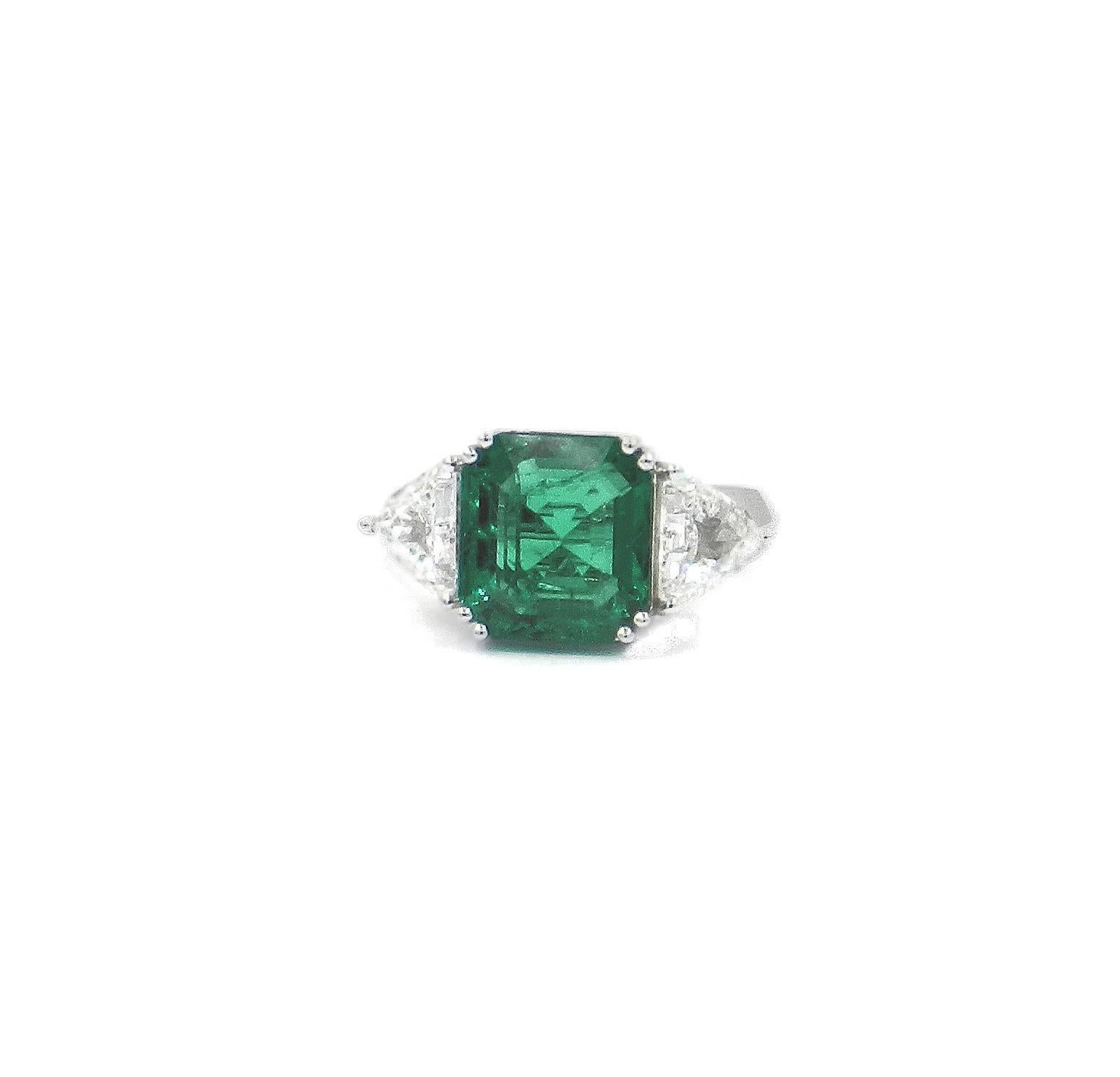 Gubelin Certified Colombian Emerald Ct 5.48 Two Triangular Diamonds Ct 1.65 Ring In New Condition For Sale In Valenza, IT