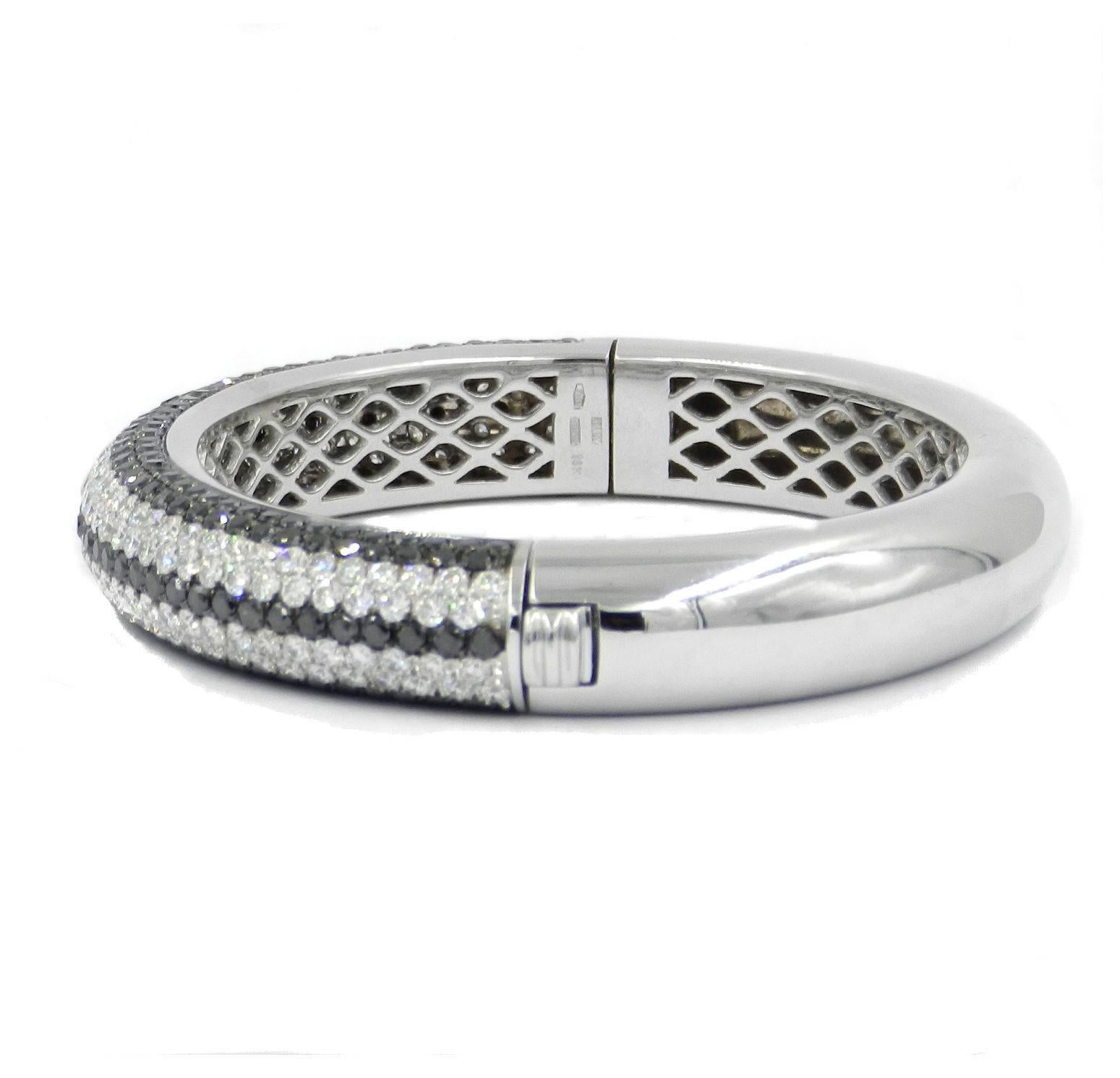 18 kt white gold bangle bracelet made in Italy by Garavelli in the last century. Set with black and white diamonds, impeccable seeting workmanship. Total carat weight 11.63
Bracelet width mm 10
Bracelet internal diameters mm 56 x 50