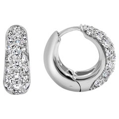 Pendientes Garavelli Huggie de Oro Blanco de 18 Kilates y Pavé de Diamantes