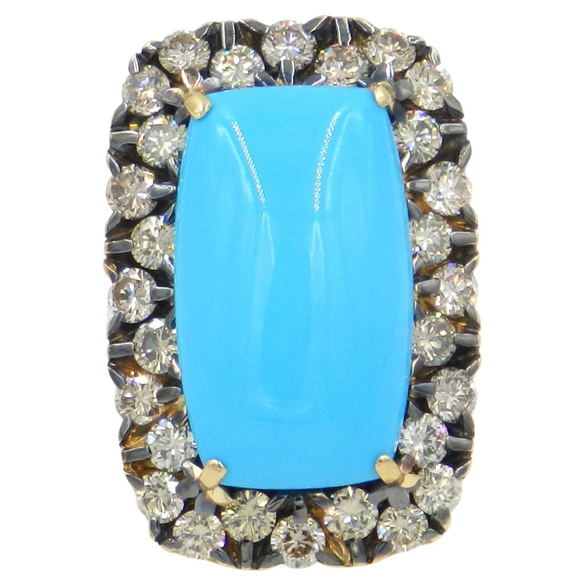 Ti presentiamo lo squisito Anello Garavelli in oro giallo 18KT con diamanti marroni e turchese, una vera e propria dichiarazione di lusso e raffinatezza. Approfondiamo le sue accattivanti caratteristiche:

Materiale: Questo anello è meticolosamente