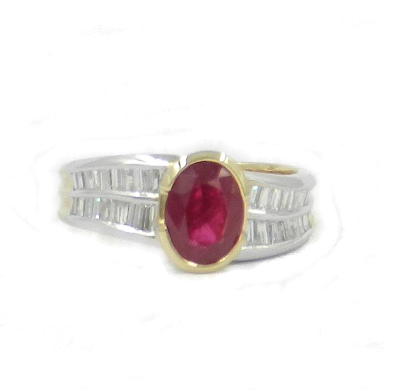 Anillo de rubí ovalado 1,93 y diamantes talla baguette 0,82, hacia 1960 Corte oval en venta