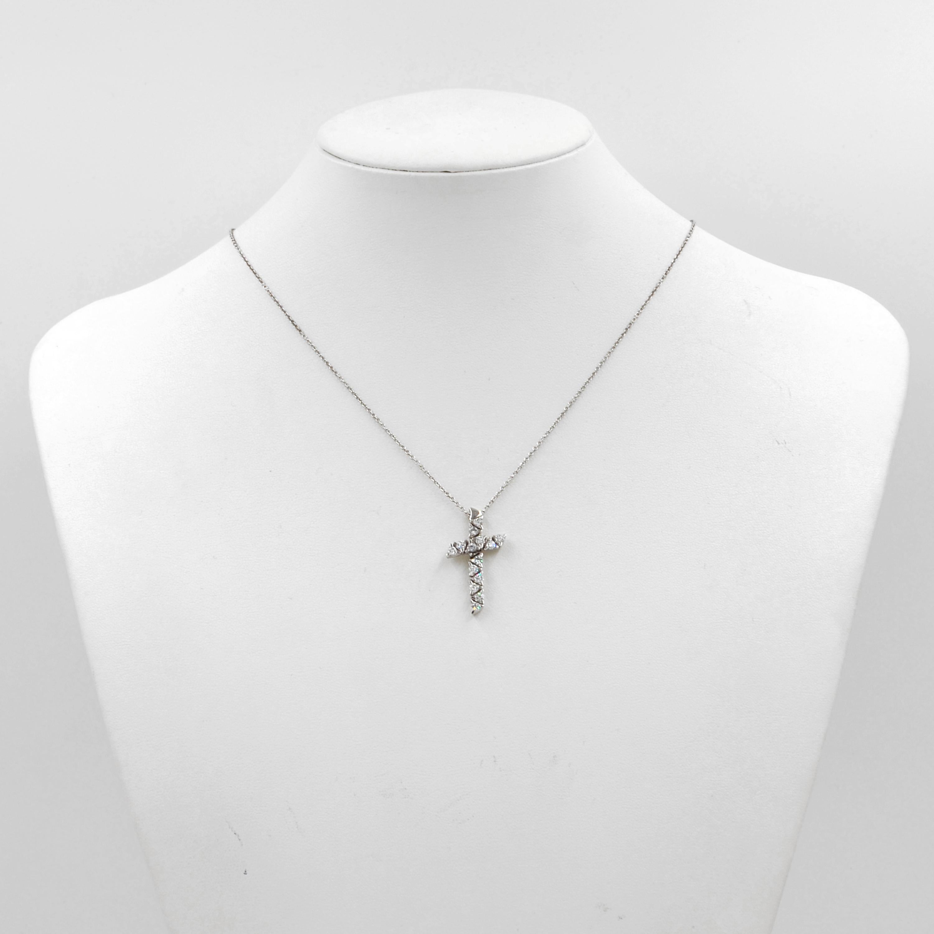Contemporary 18 Karat White Gold White Diamonds Garavelli Cross Pendant Necklace