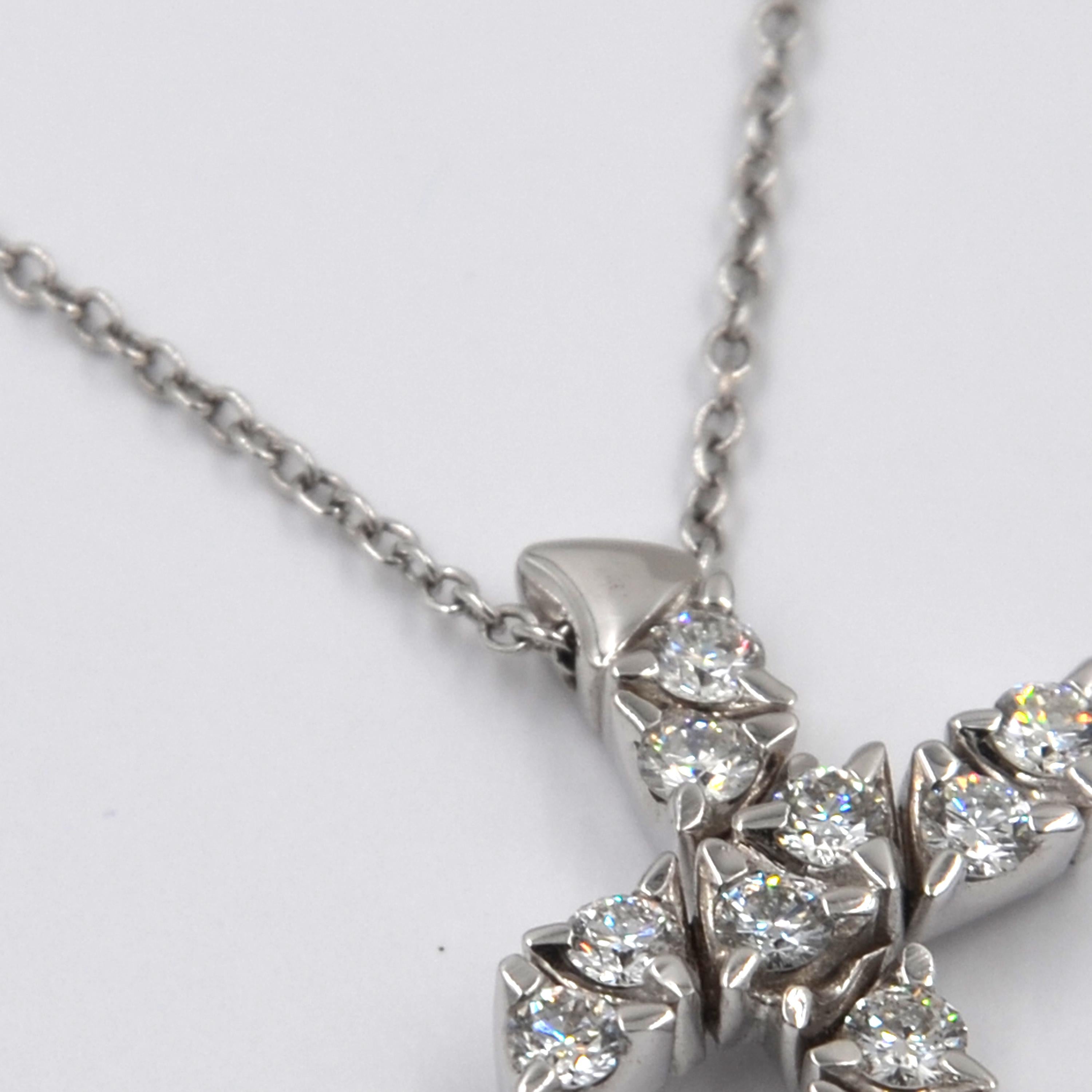 Round Cut 18 Karat White Gold White Diamonds Garavelli Cross Pendant Necklace
