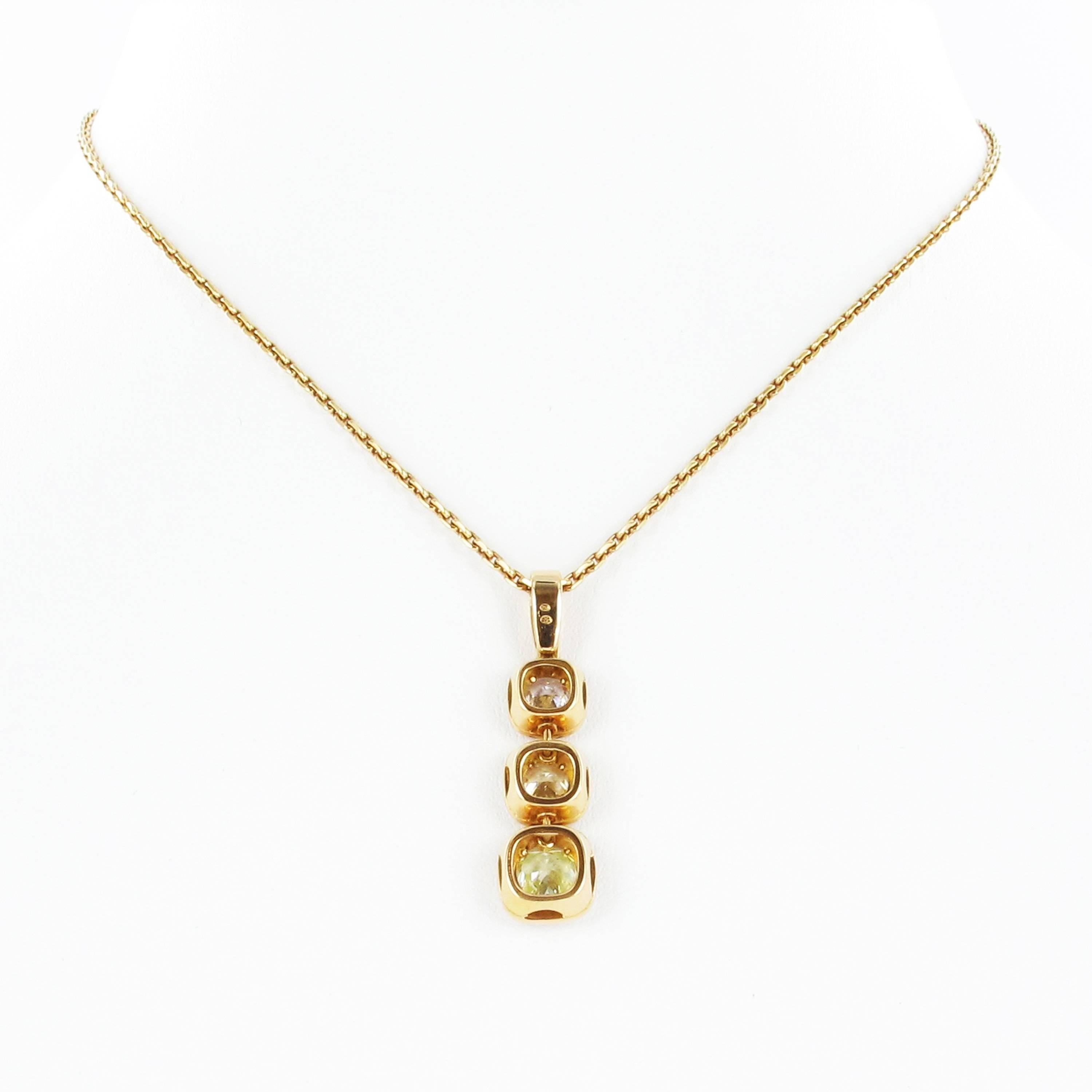 Taglio cuscino Collana in oro con diamanti Fancy Color certificati GIA in vendita