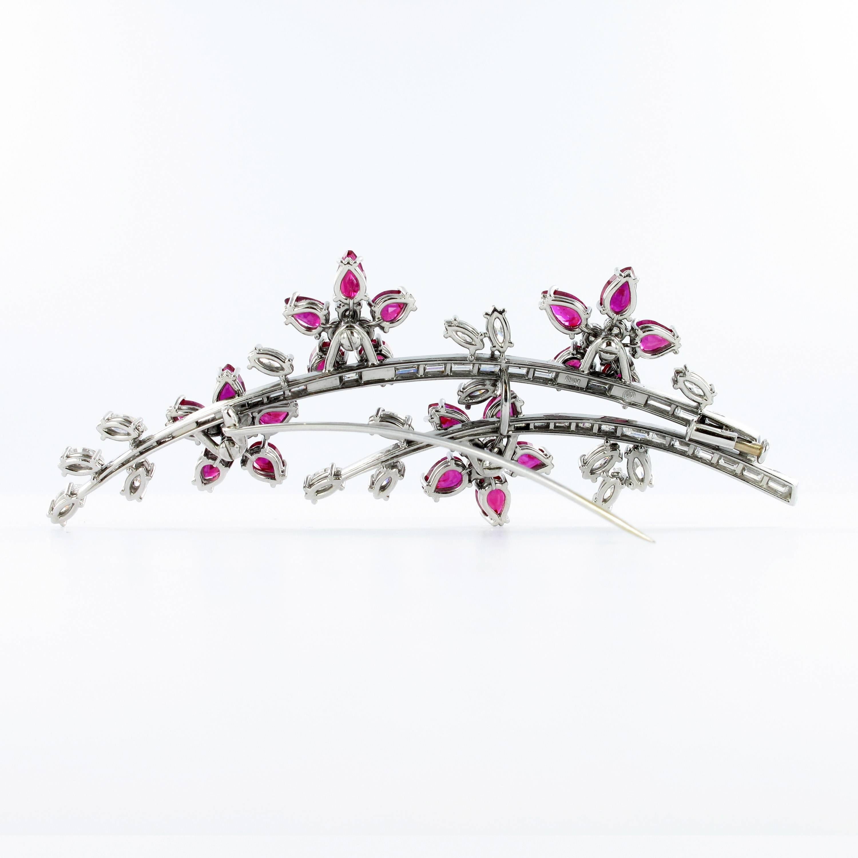 Very Fine Ruby and Diamond Platinum Flower Brooch In Excellent Condition In Lucerne, CH