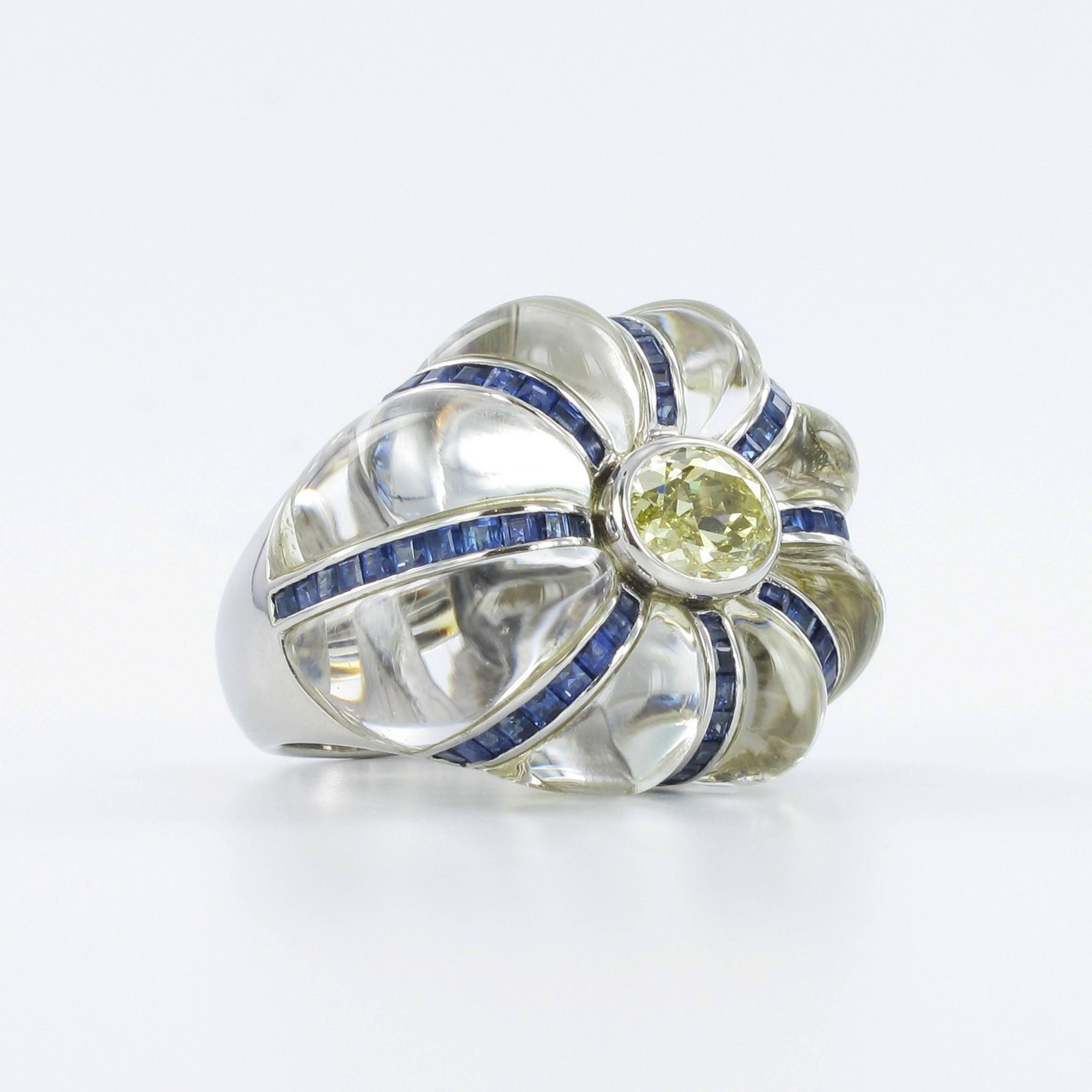 Ein spektakulärer Ring aus Bergkristall und Diamanten in Platin 950. Bombengeschliffener, hochwertiger, augenreiner Bergkristall. Umgeben von einem GIA-zertifizierten, ovalen, fancy-gelben Diamanten von 1,46 Karat, Reinheit si1. Akzentuiert mit acht
