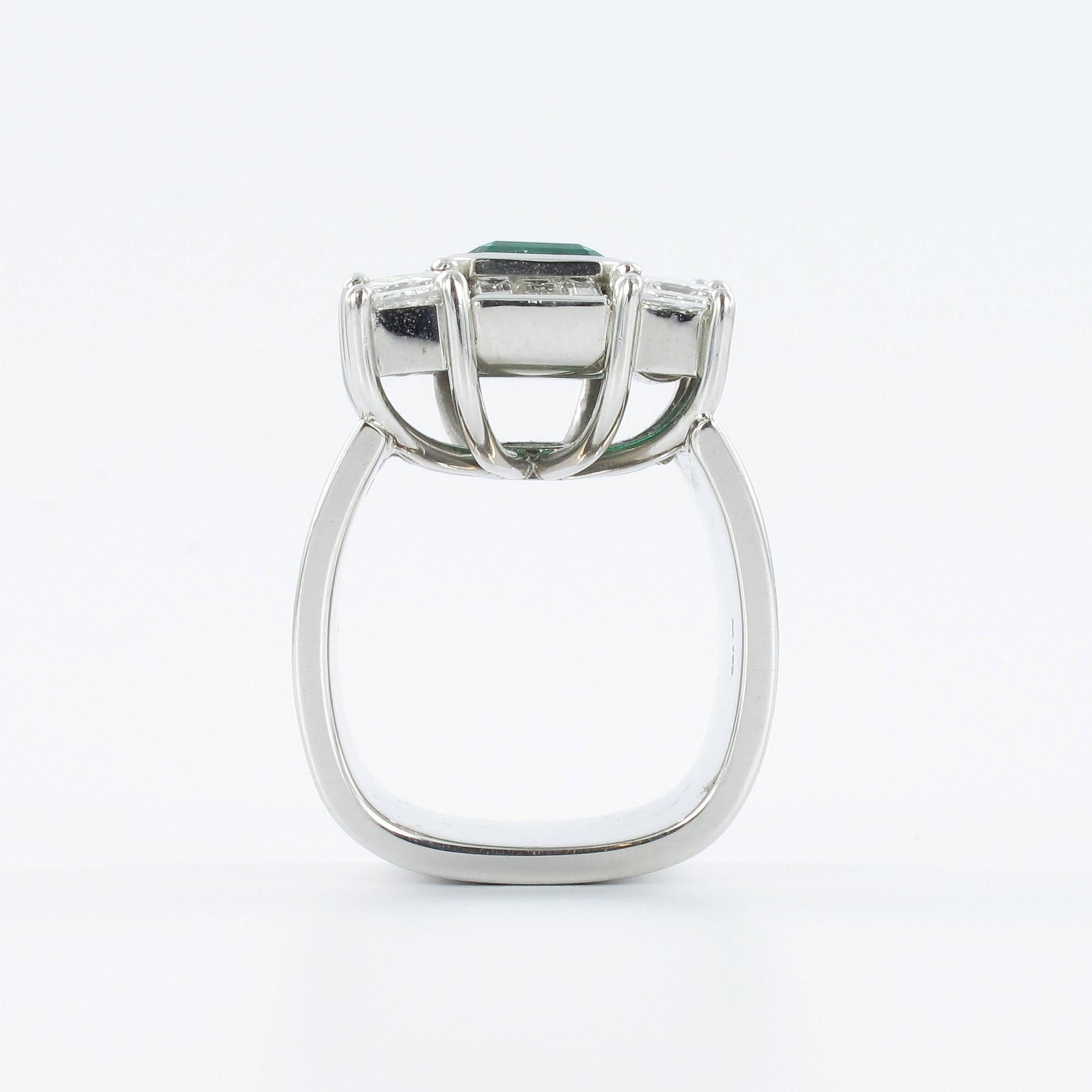 Women's or Men's Magnificent Emerald and Diamond Cocktail Ring For Sale