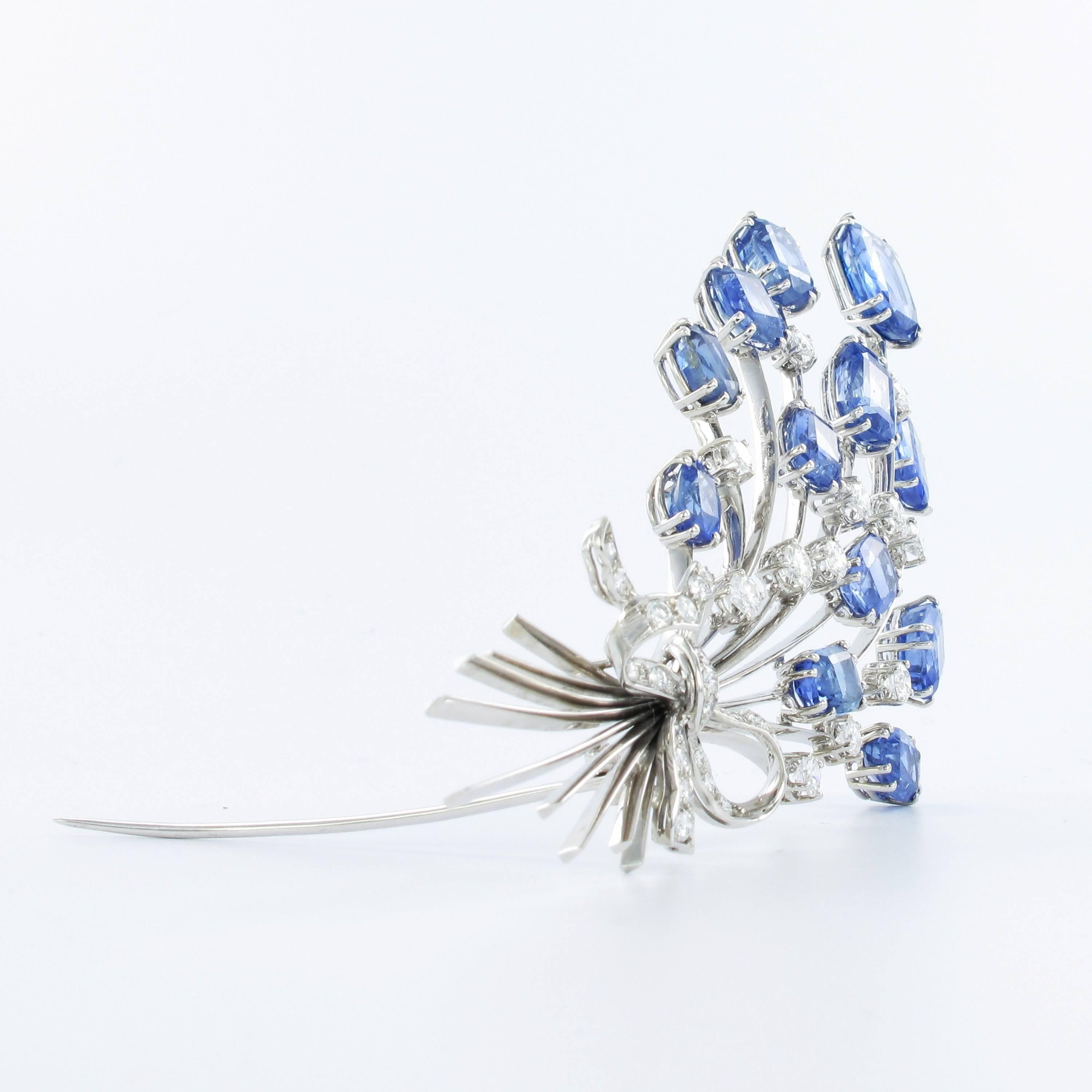 Sapphire and Diamond Flower Gold Brooch In New Condition In Lucerne, CH