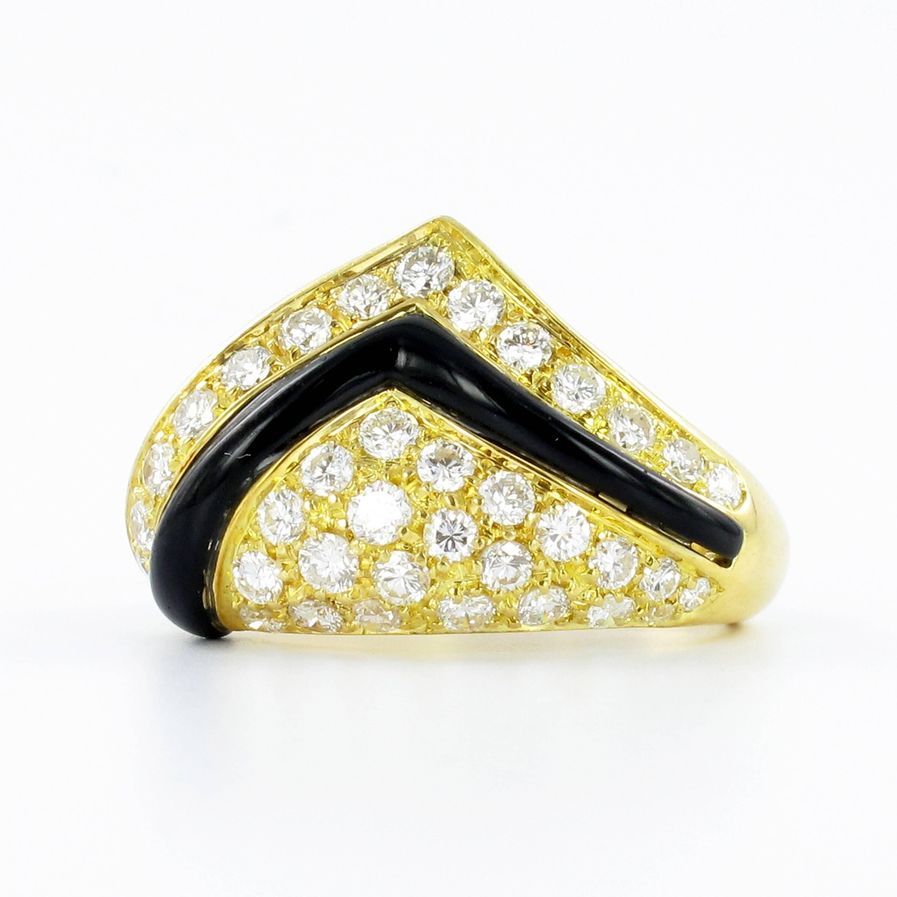 Stylish ring in 18 Karat yellow gold. Set with 68 round brilliant cut diamonds, total estimated weight of 1.93 carats of G/H colour and vs clarity. Accented by one curved black chalcedony element.

Size: 53 (EU) / 6.25 (US)

Italian hallmarks for 18