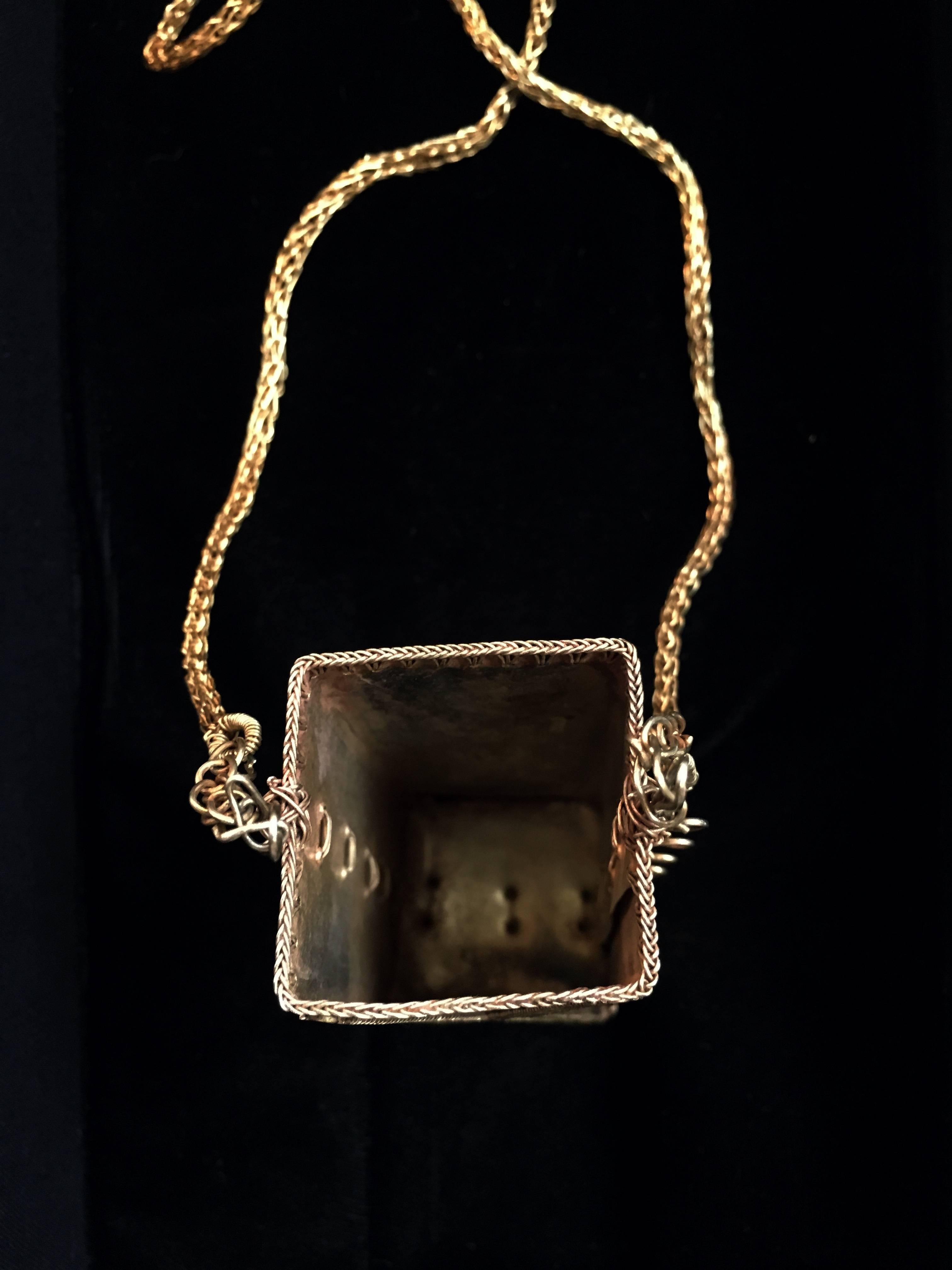 Collier récipient en or indonésienne, Central Flores, 19e siècle Unisexe en vente