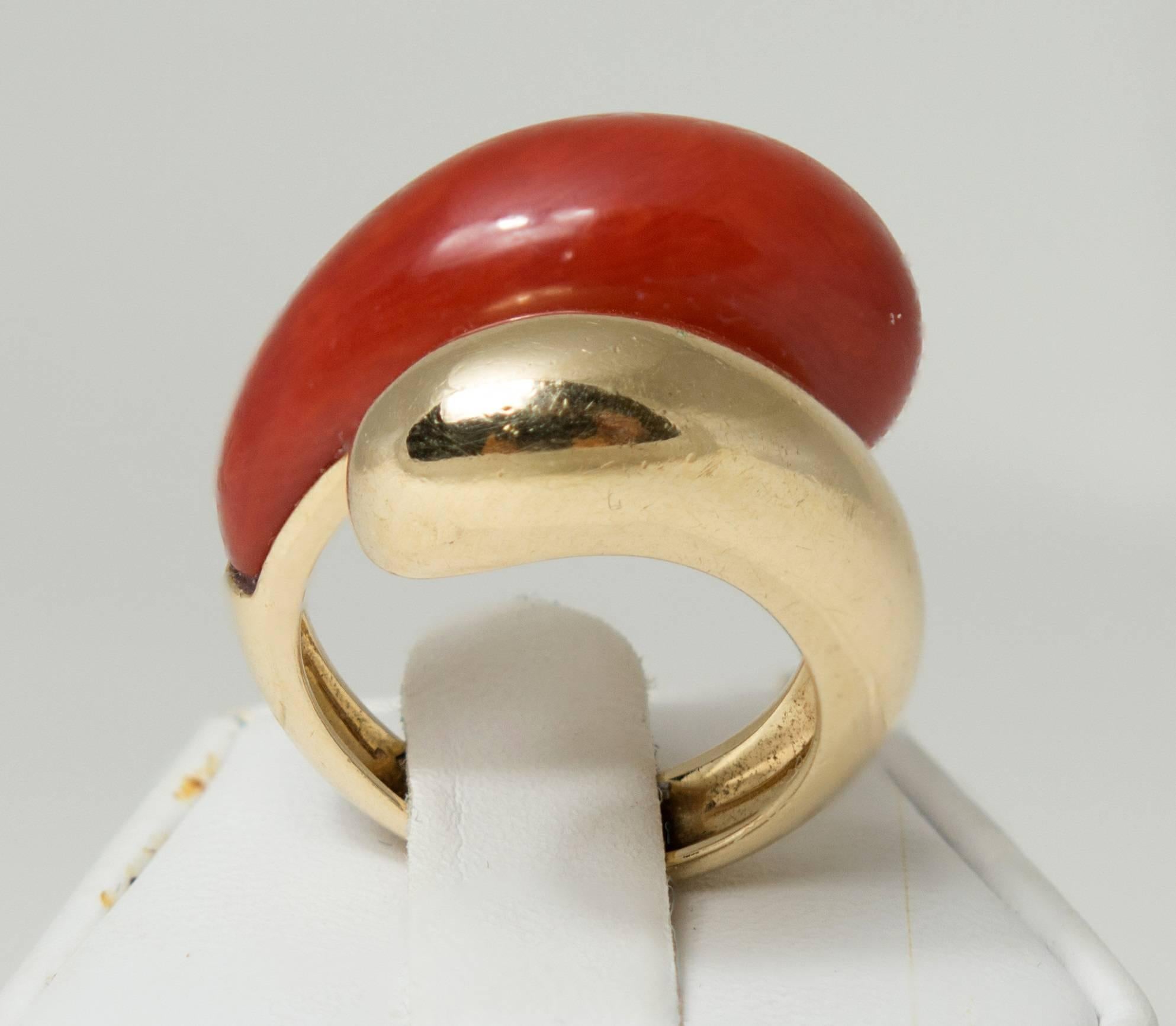 Beautiful classic elegant cross over 14K gold ring with red orangy color coral.
Total weight 7.7 grams.
Ring size 6.5