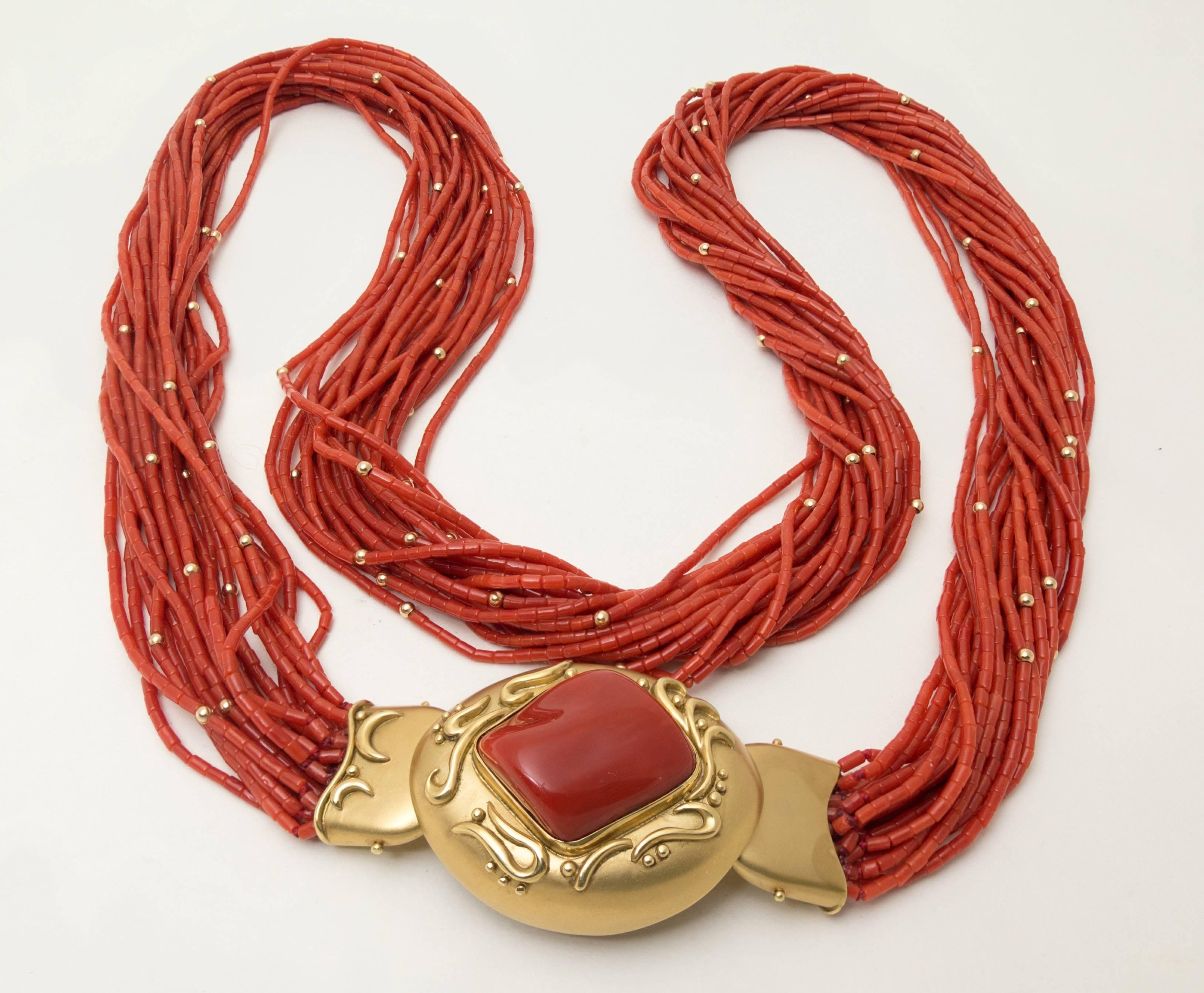 Natürliche rote Koralle aus den 1970er Jahren  Roségold Opernlänge Halskette (Moderne) im Angebot