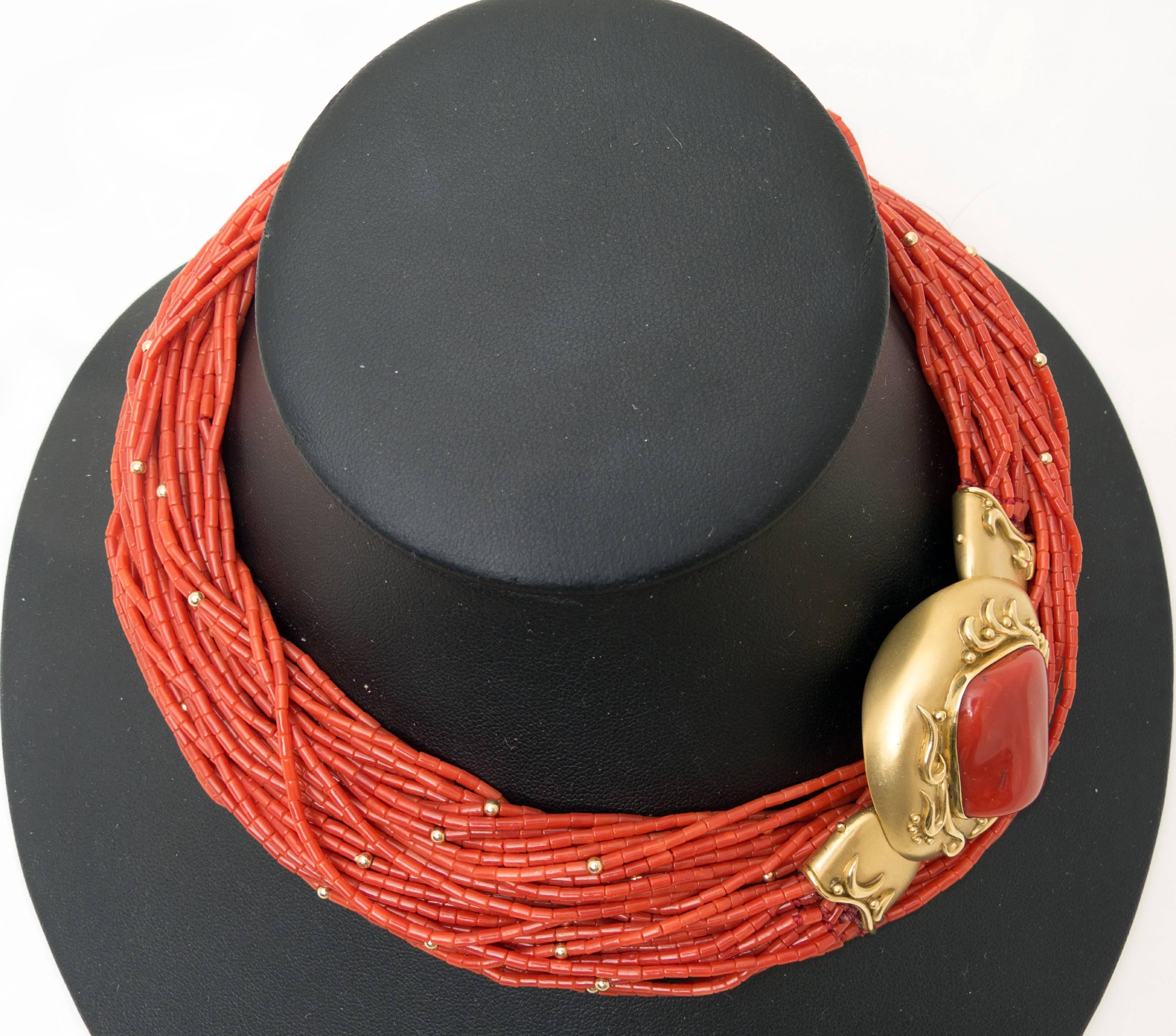 La lunga collana di corallo rosso di lunghezza opera, con una lunghezza totale di 34