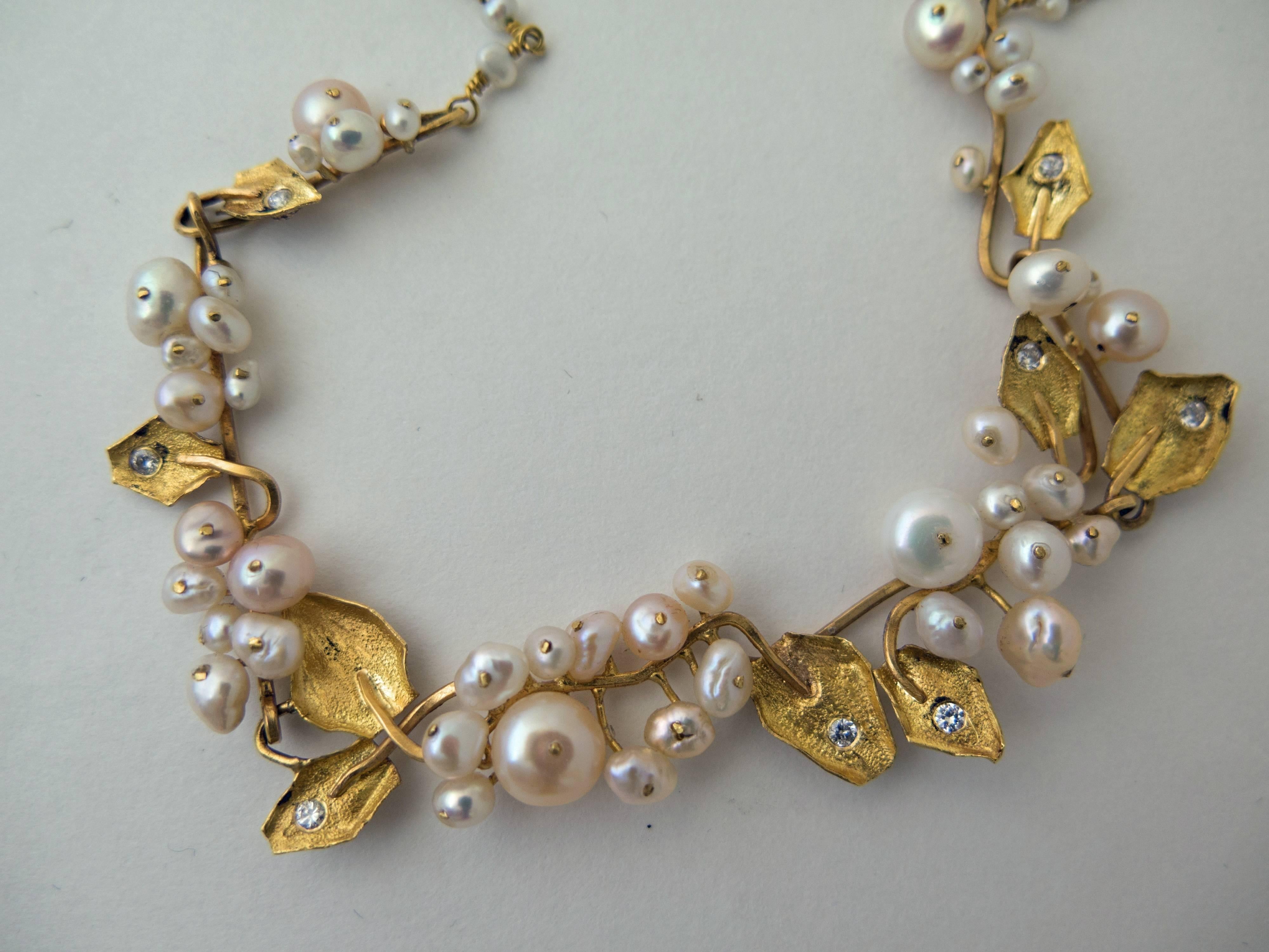 Magnifique collier réalisé en or jaune 22 k avec des perles et des diamants par George Argyros, un bijoutier grec. Daté de 1982. Il contient 60 perles et huit diamants ronds de 0,02ct. Les diamants sont de couleur G-H et de pureté VS. Marqué au