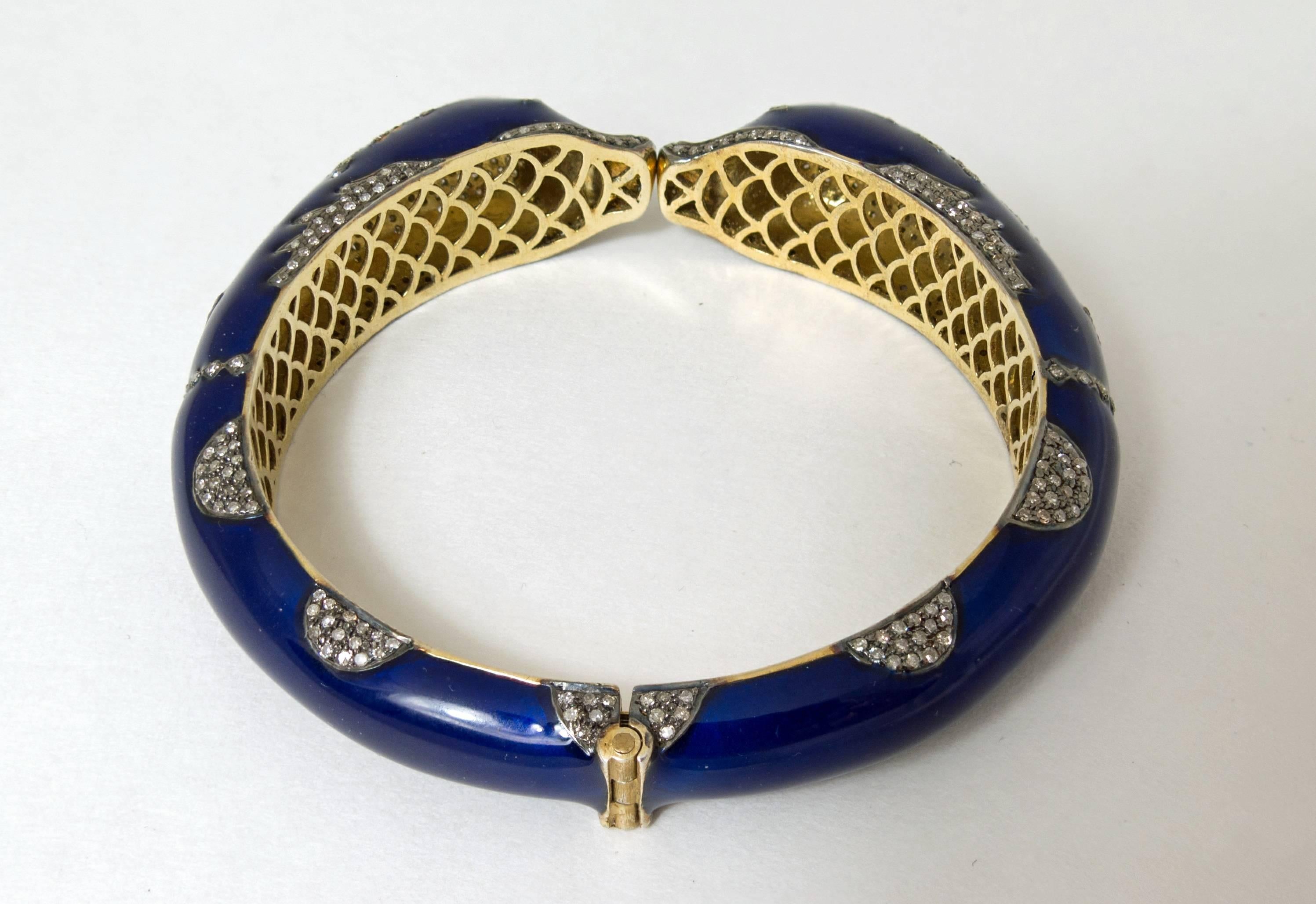 Taille ronde Bracelet jonc russe de dauphins en or, émail bleu et diamants en vente