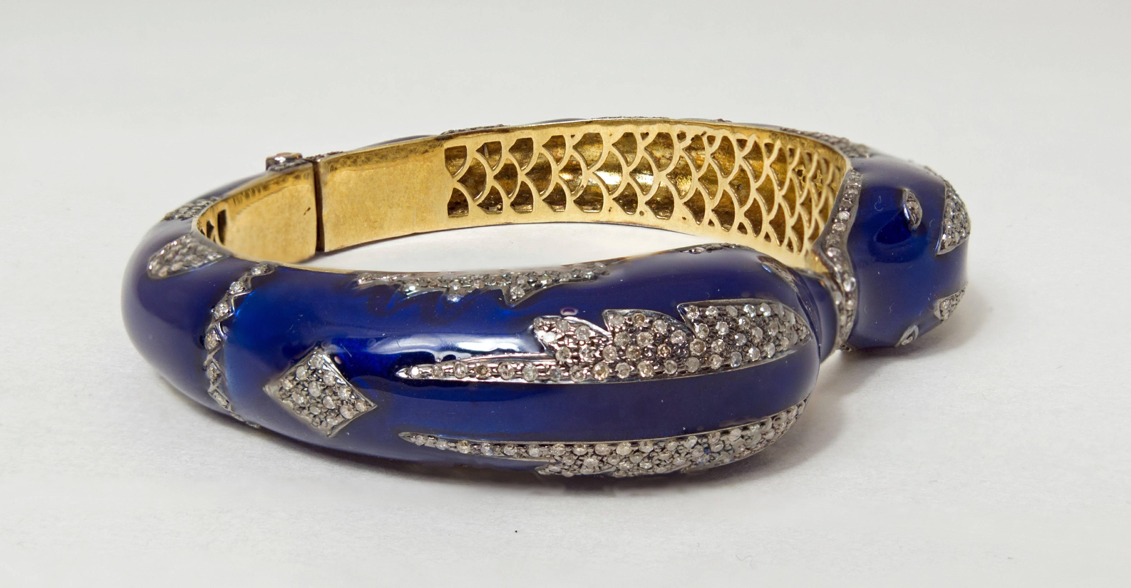 Russe Empire Bracelet jonc russe de dauphins en or, émail bleu et diamants en vente