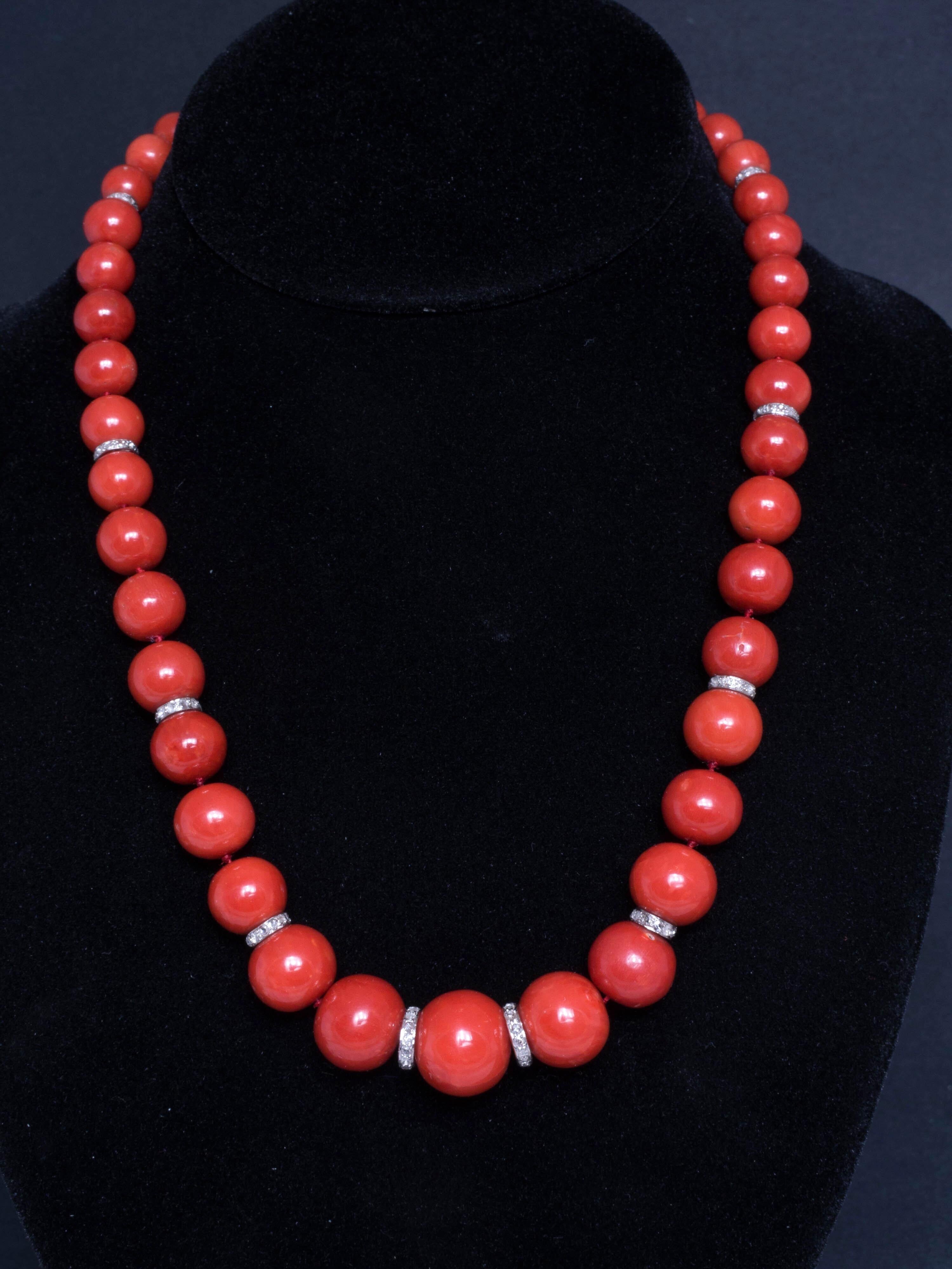 Rote Naturkoralle Perle Diamant Halskette (Moderne) im Angebot