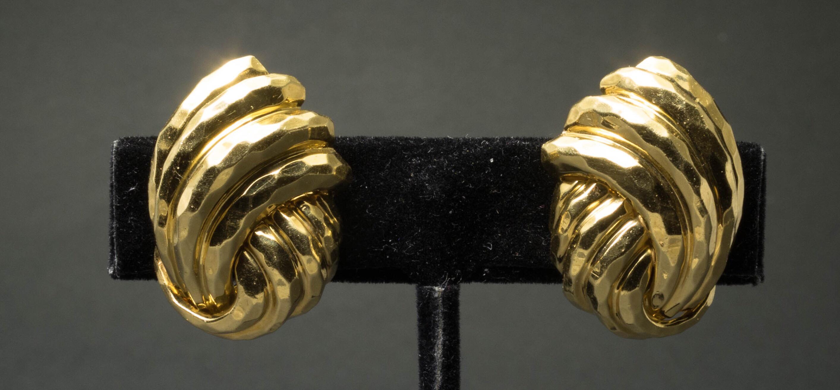 Une paire d'élégantes boucles d'oreilles clips en or jaune 18K martelé à la main par Henry Dunay. Des années 1970.
Signé Dunay. 18K 
Longueur : 1,1