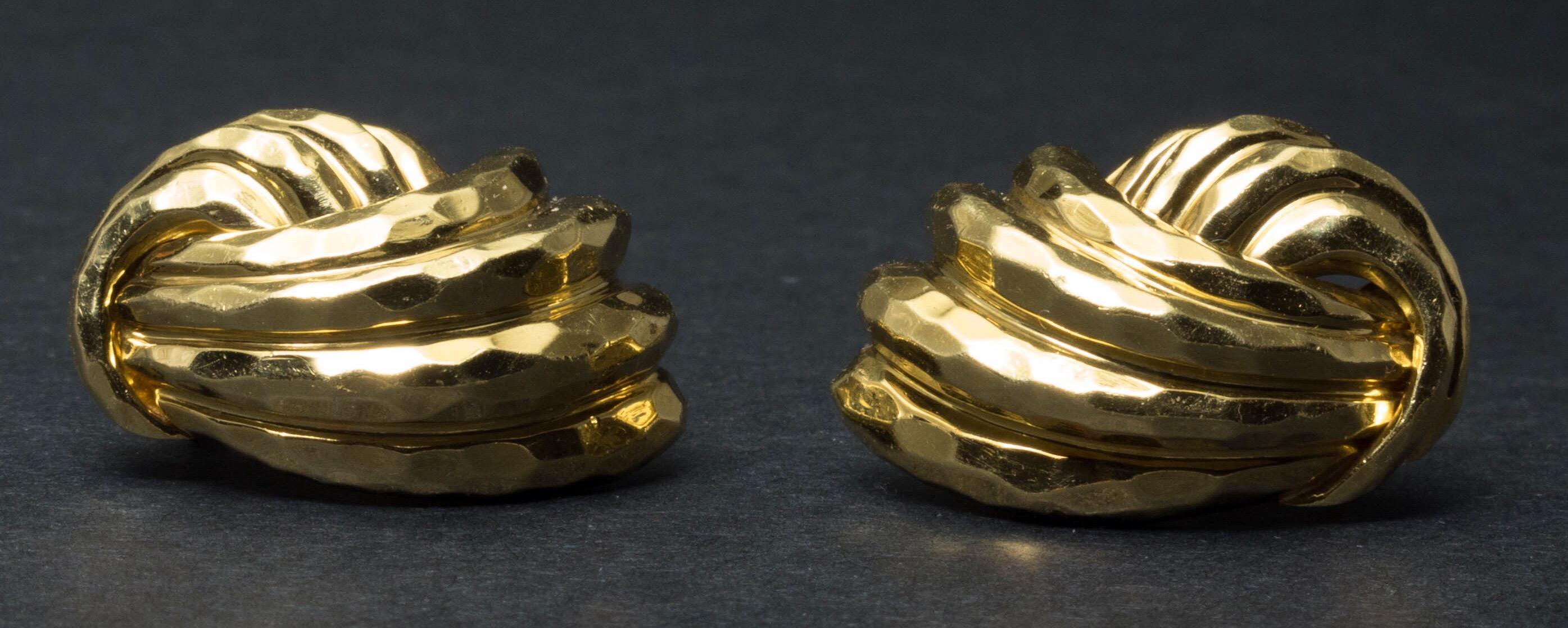 Moderne Boucles d'oreilles à clip en or jaune 18 carats martelé à la main Henry Dunay en vente
