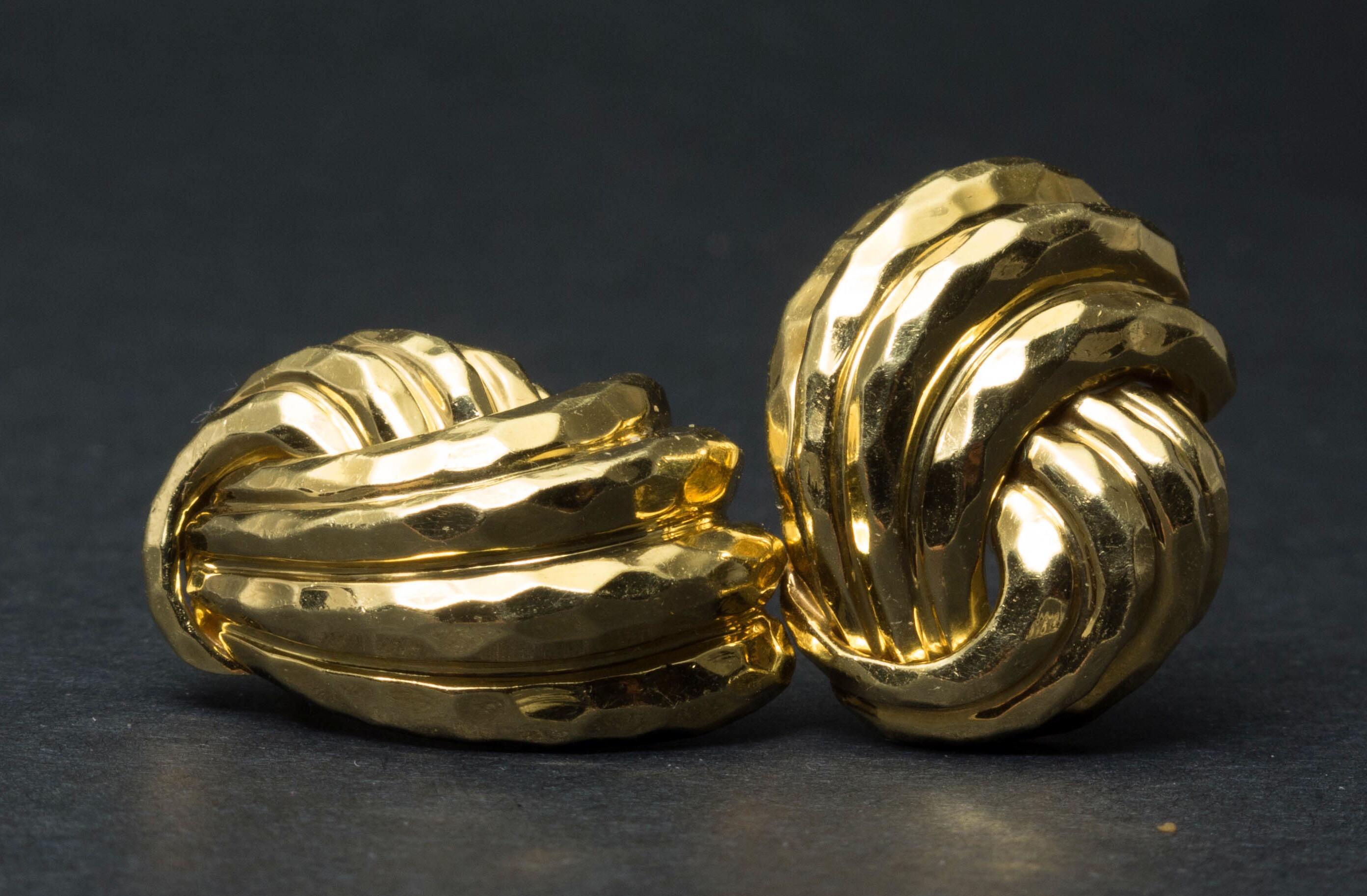 Boucles d'oreilles à clip en or jaune 18 carats martelé à la main Henry Dunay Bon état - En vente à Austin, TX