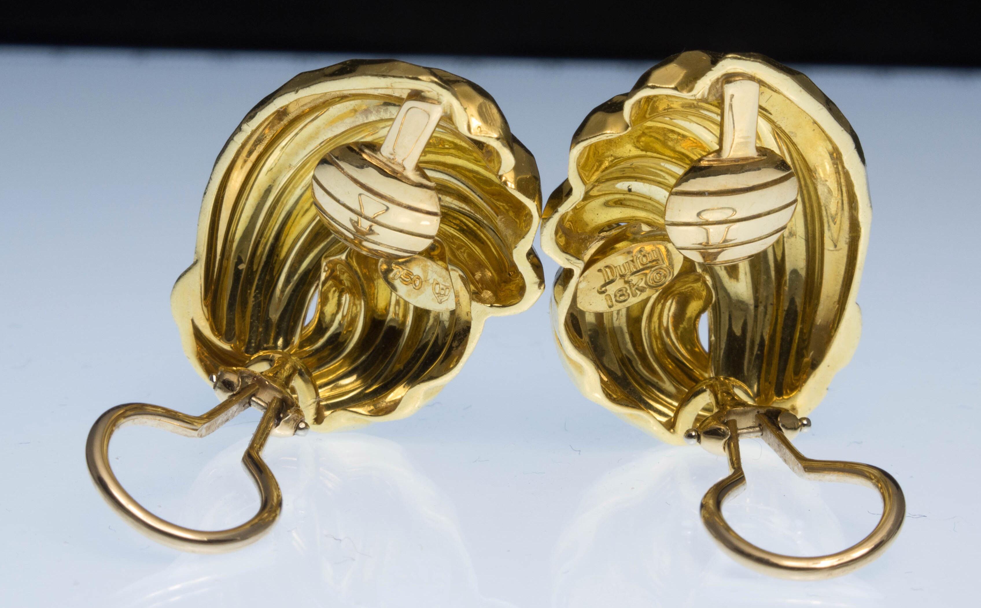 Boucles d'oreilles à clip en or jaune 18 carats martelé à la main Henry Dunay en vente 1