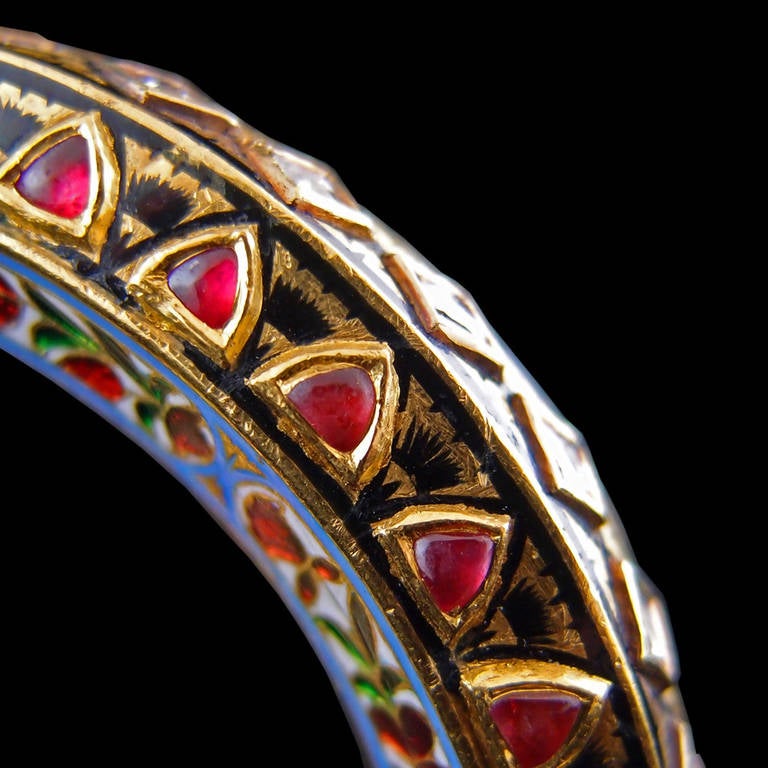 Taille grossière Bracelet jonc moghol en or, diamants, rubis et émail en vente