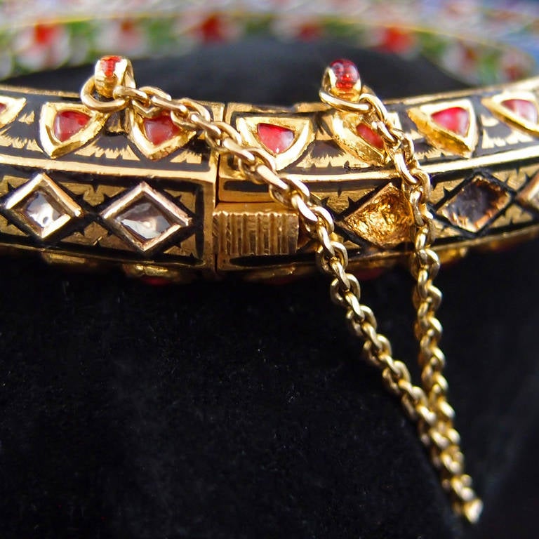 Bracelet jonc moghol en or, diamants, rubis et émail Pour femmes en vente