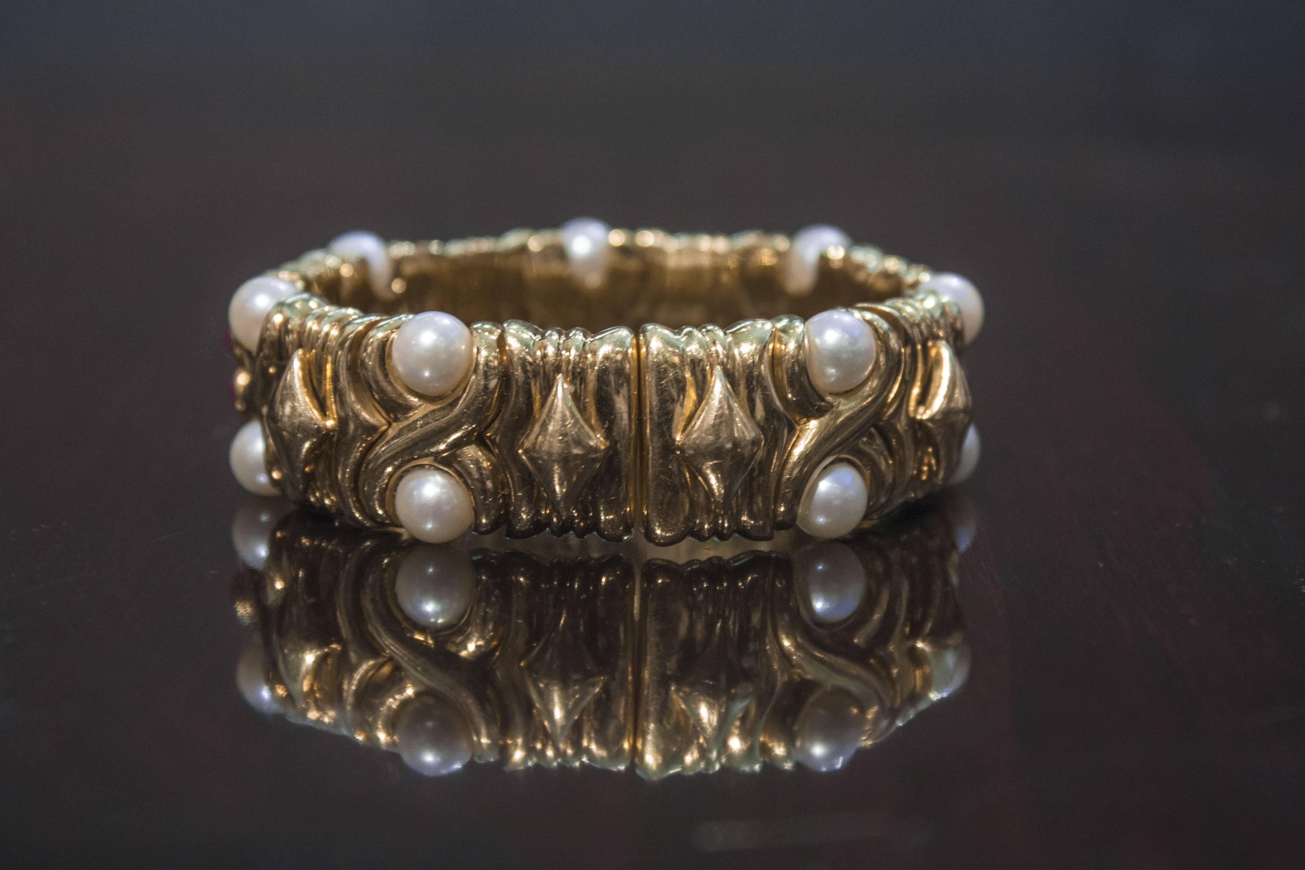 Contemporain Bulgari Bracelet manchette souple en or, rubis, saphir et perle en vente
