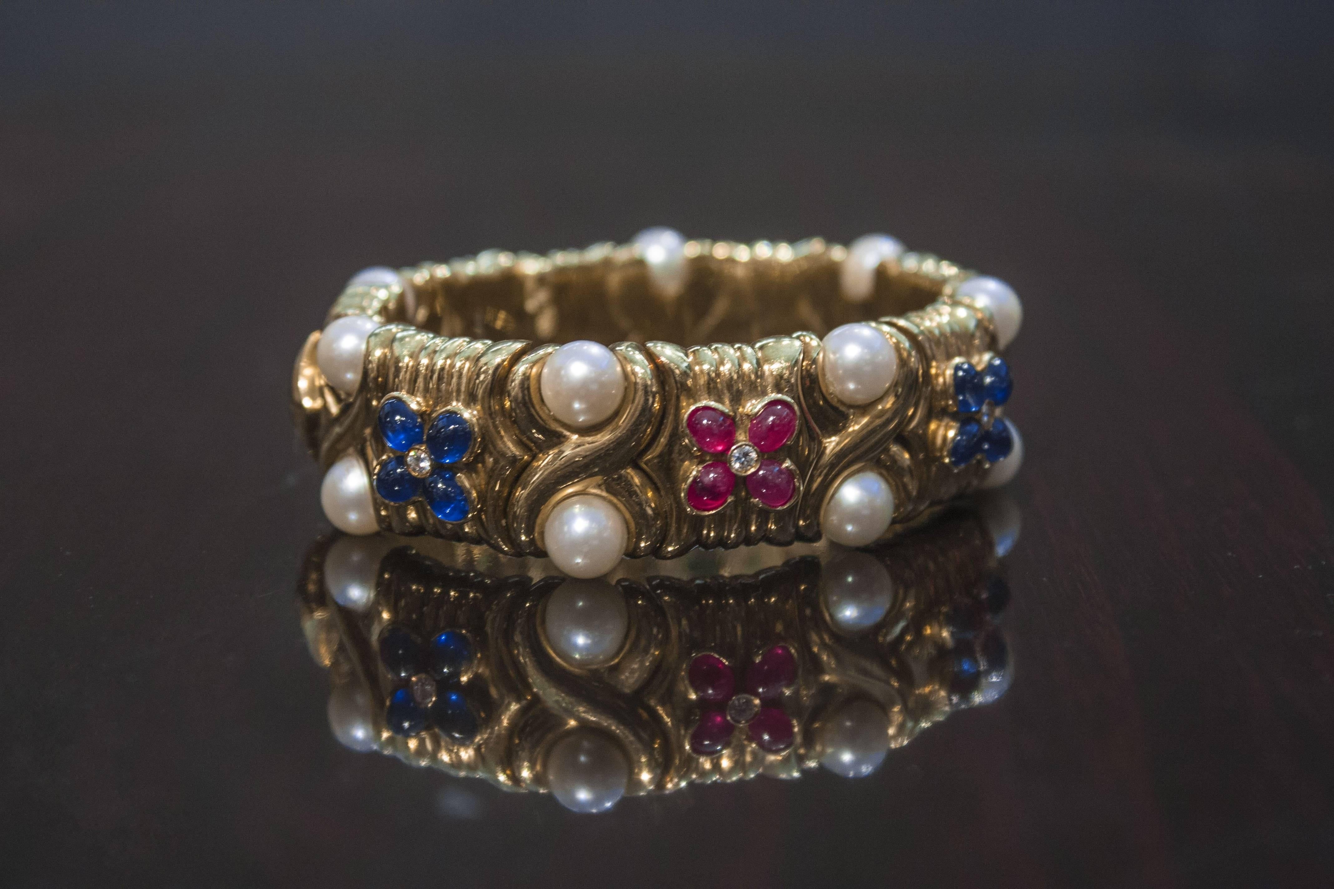 Taille cabochon Bulgari Bracelet manchette souple en or, rubis, saphir et perle en vente
