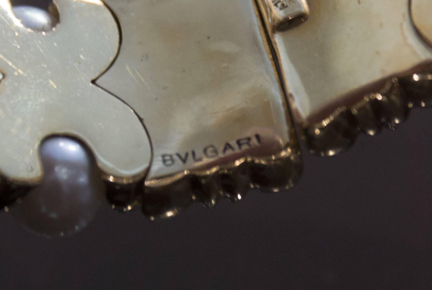 Bulgari Bracelet manchette souple en or, rubis, saphir et perle Bon état - En vente à Austin, TX