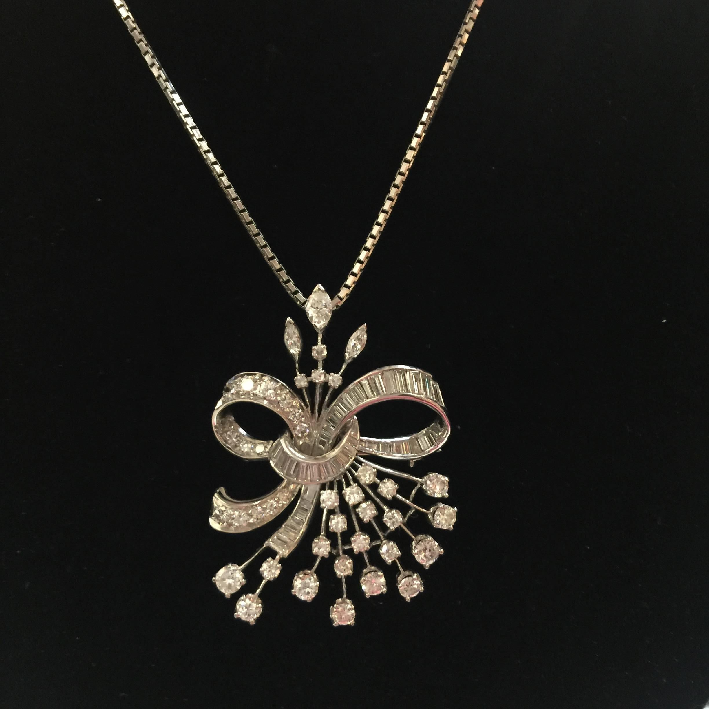Eine prächtige Brosche mit Diamanten und Platin. Er besteht aus einer Reihe von Platinblättern oder -zweigen, die mit runden Diamanten besetzt sind und mit einem Band