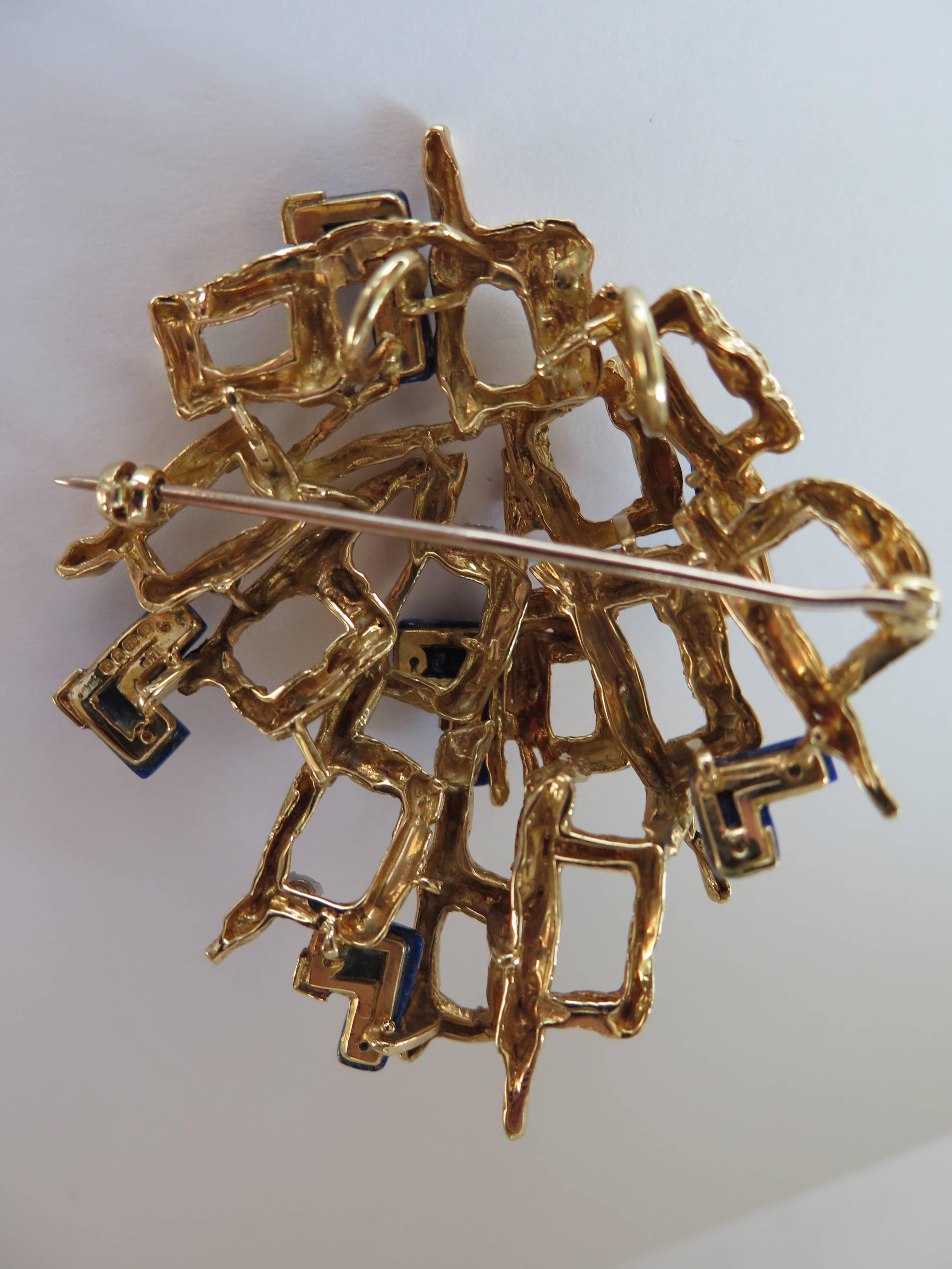 Brosche/Anhänger aus Lapislazuli, Diamanten und 18 Karat Gold von Kutchinsky, London, um 1971. Mit englischer Punze und Herstellermarke. 2,5