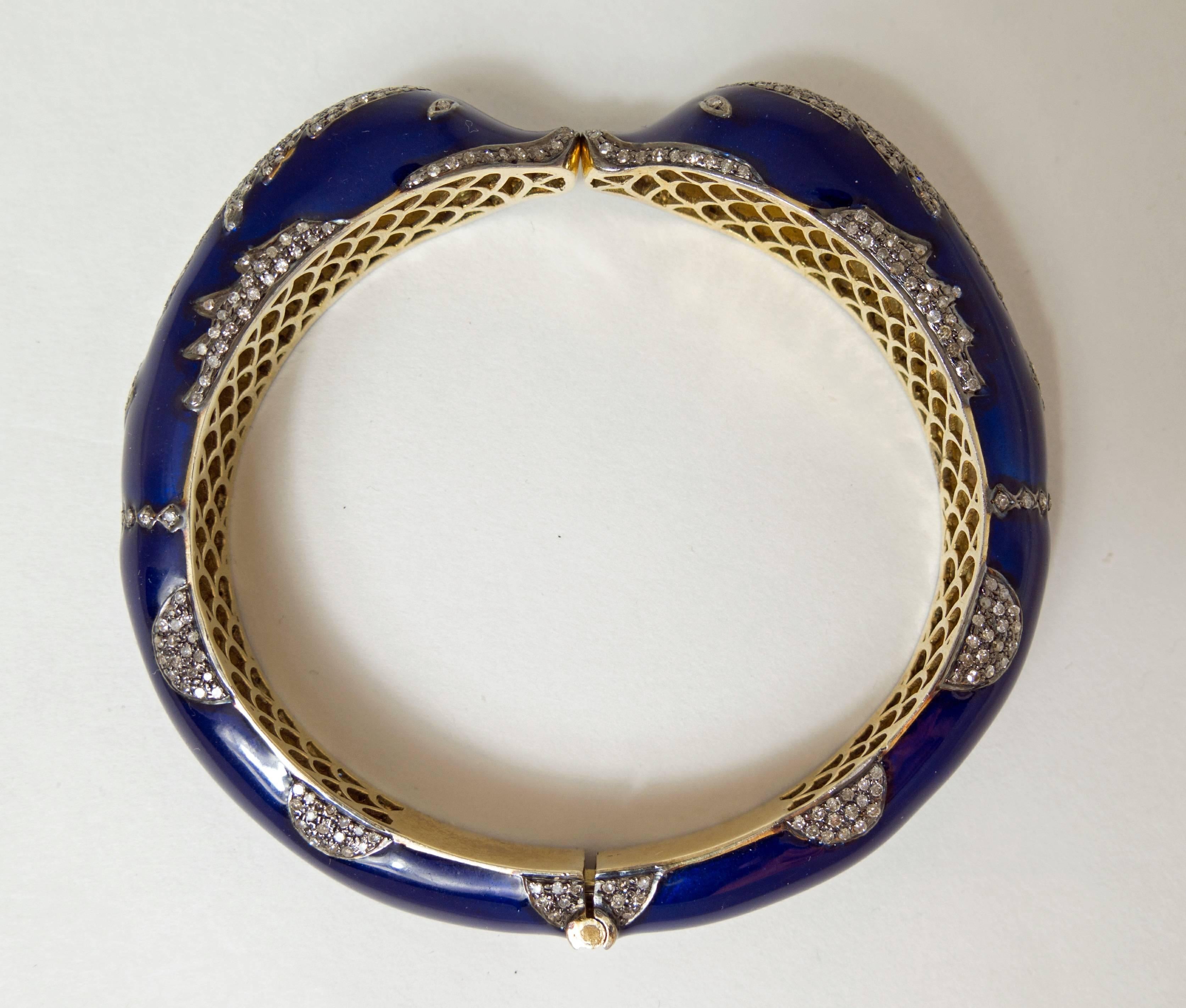 Bracelet jonc russe de dauphins en or, émail bleu et diamants Excellent état - En vente à Austin, TX