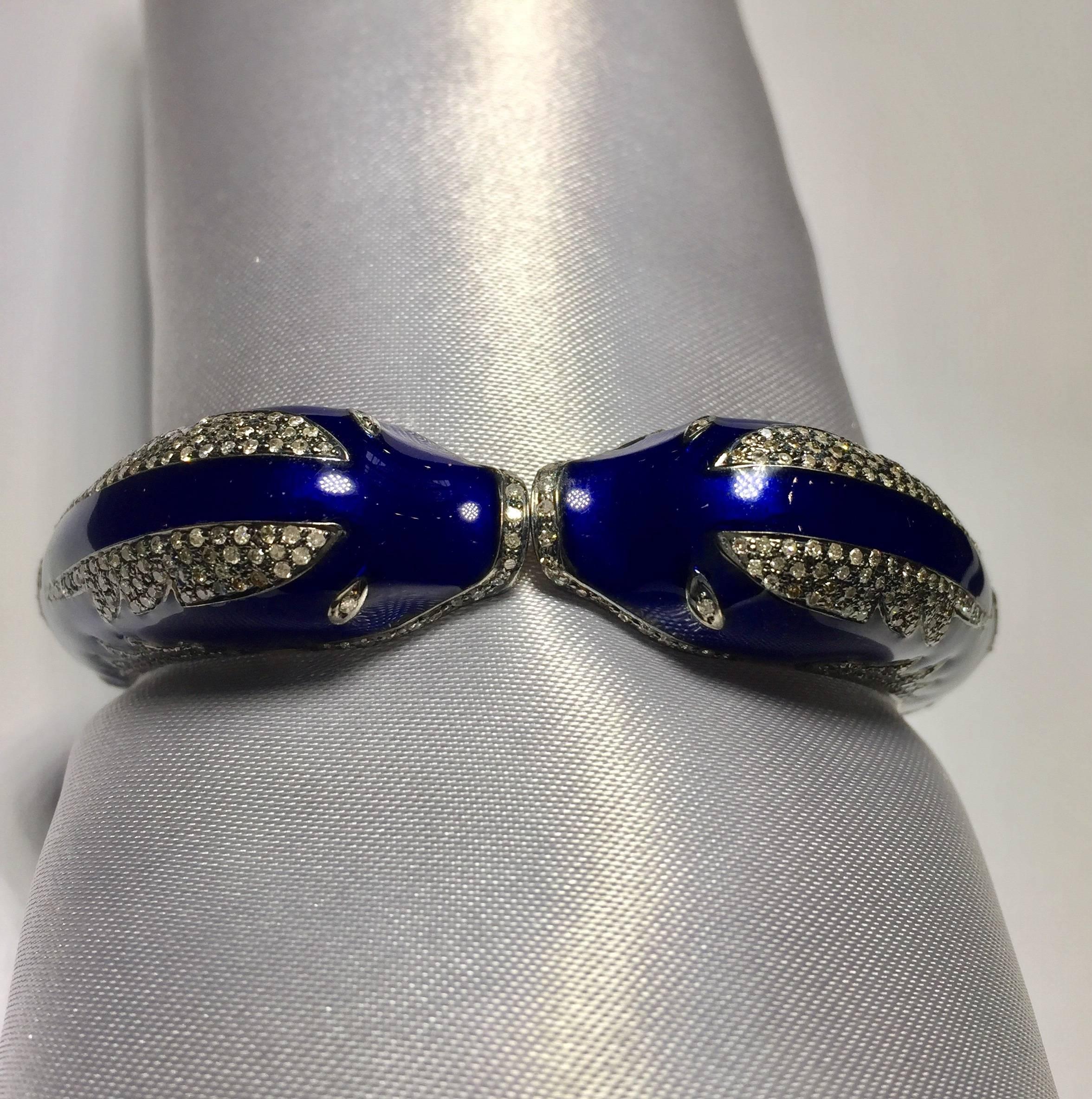 Bracelet jonc russe de dauphins en or, émail bleu et diamants en vente 3