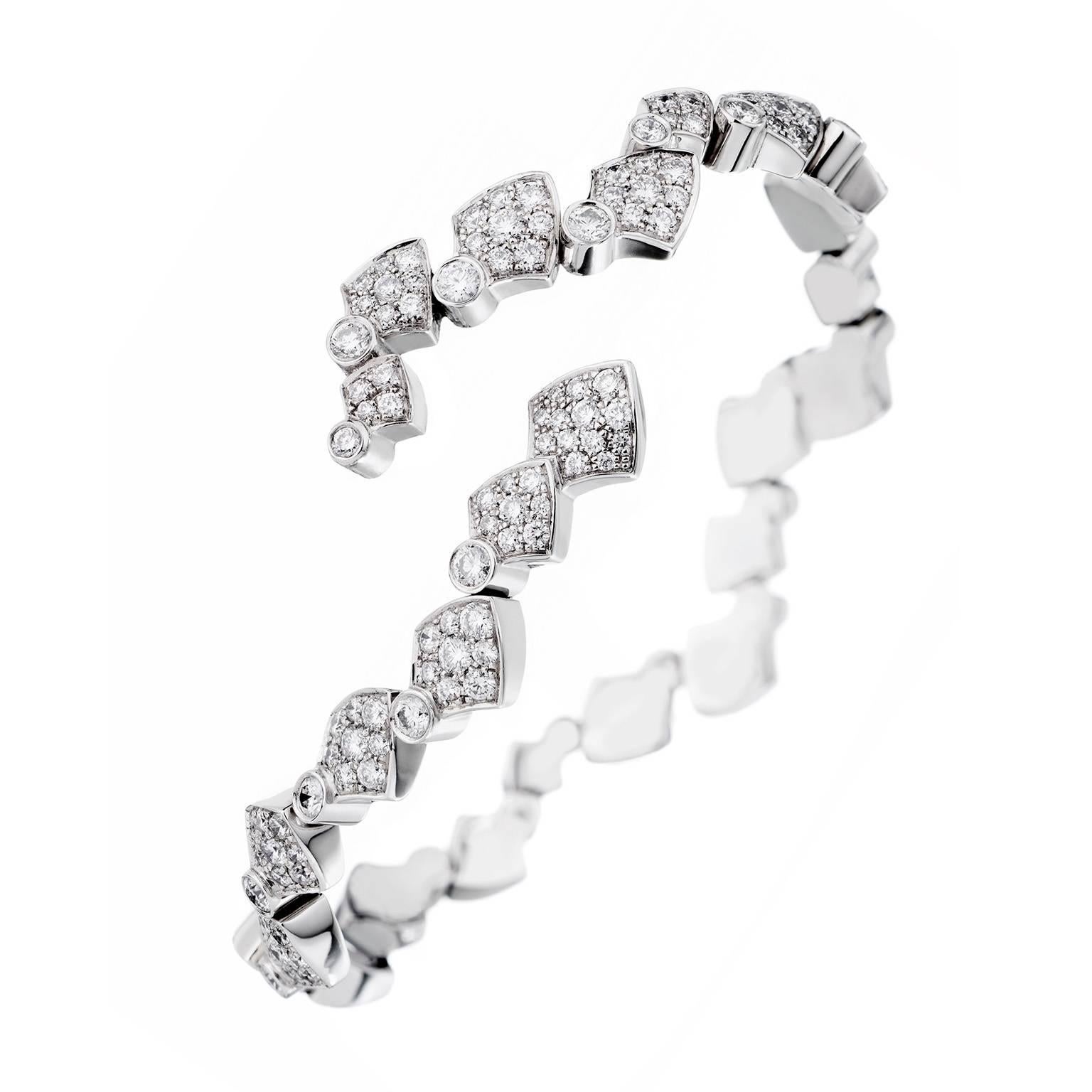 Akillis Python Flexible Bracelet 18 Karat White Gold and White Diamonds For Sale