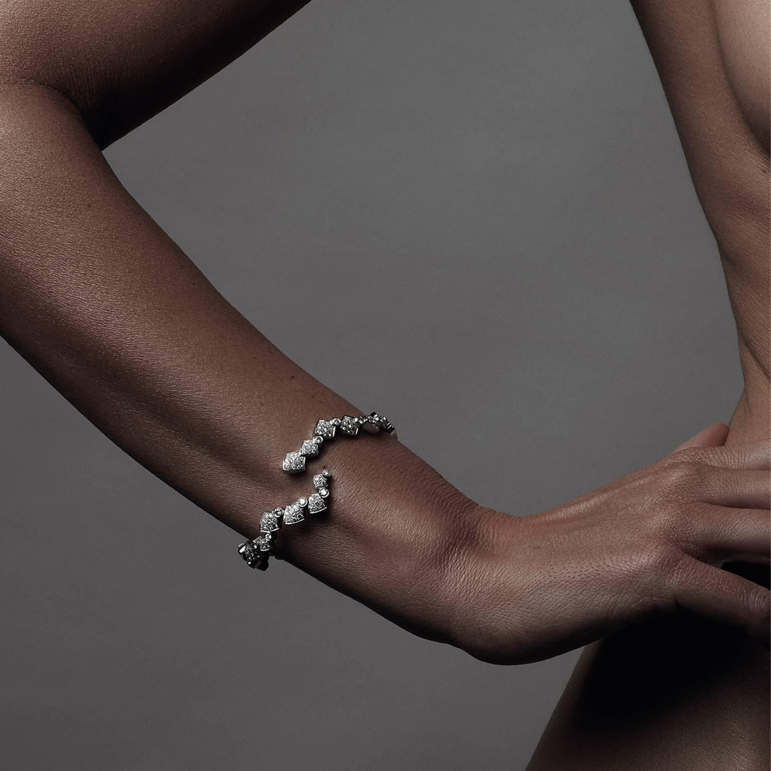 Contemporary Akillis Python Flexible Bracelet 18 Karat White Gold White Diamonds For Sale