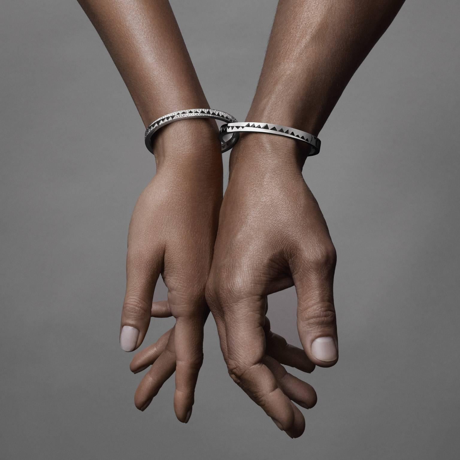 18K white gold AKILLIS Capture Me bracelet for her half-set with white diamonds.                                                                                                   Diamonds (cts): 0,96                                                  