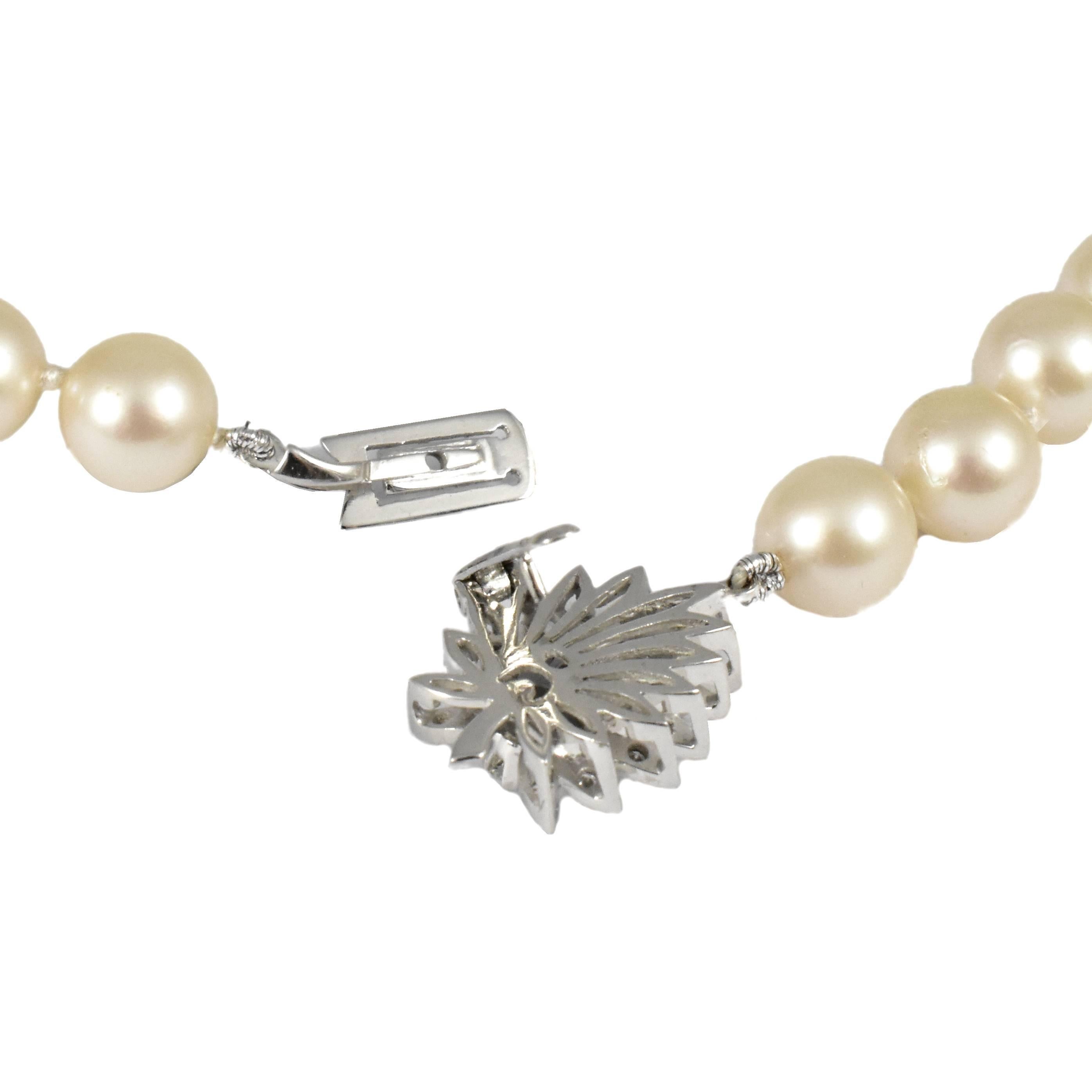 18K Gold Daou Handmade Pearl Necklace with detailed Diamond Clasp in Leaf design For Sale 1