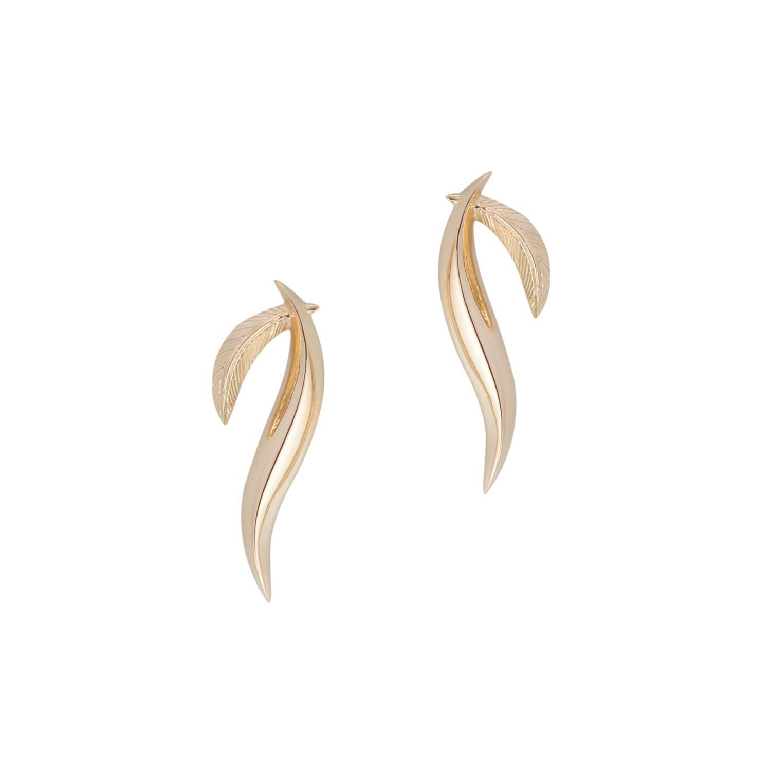 A minimal wearable every day luxury earring with subtle details in the engraved feather and lively shape of the feathers. The earrings can be worn in multiple ways. Made in the UK in 18 carat yellow gold. 

Signifying renewal, resilience, rarity and