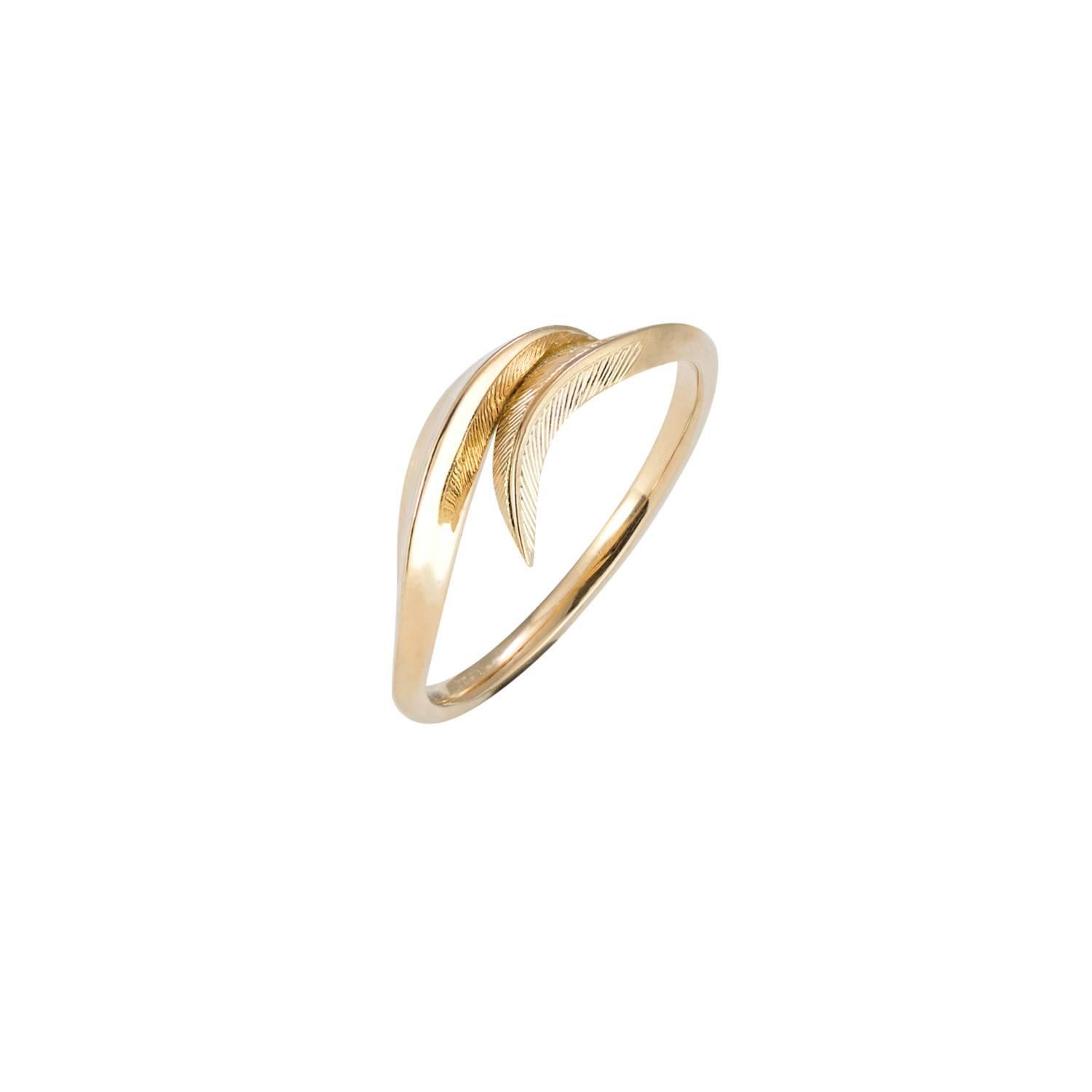 The Daou engraved 18 karat yellow gold feather ring is a subtle statement of femininity and refined details. The engraved feather contrasting with the polished and the movement in the shape. Beautifully wearable and combines to create stunning