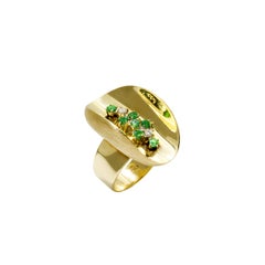 Daou Ellipse Diamond and Emerald Yellow Gold Oval Concave Ring
