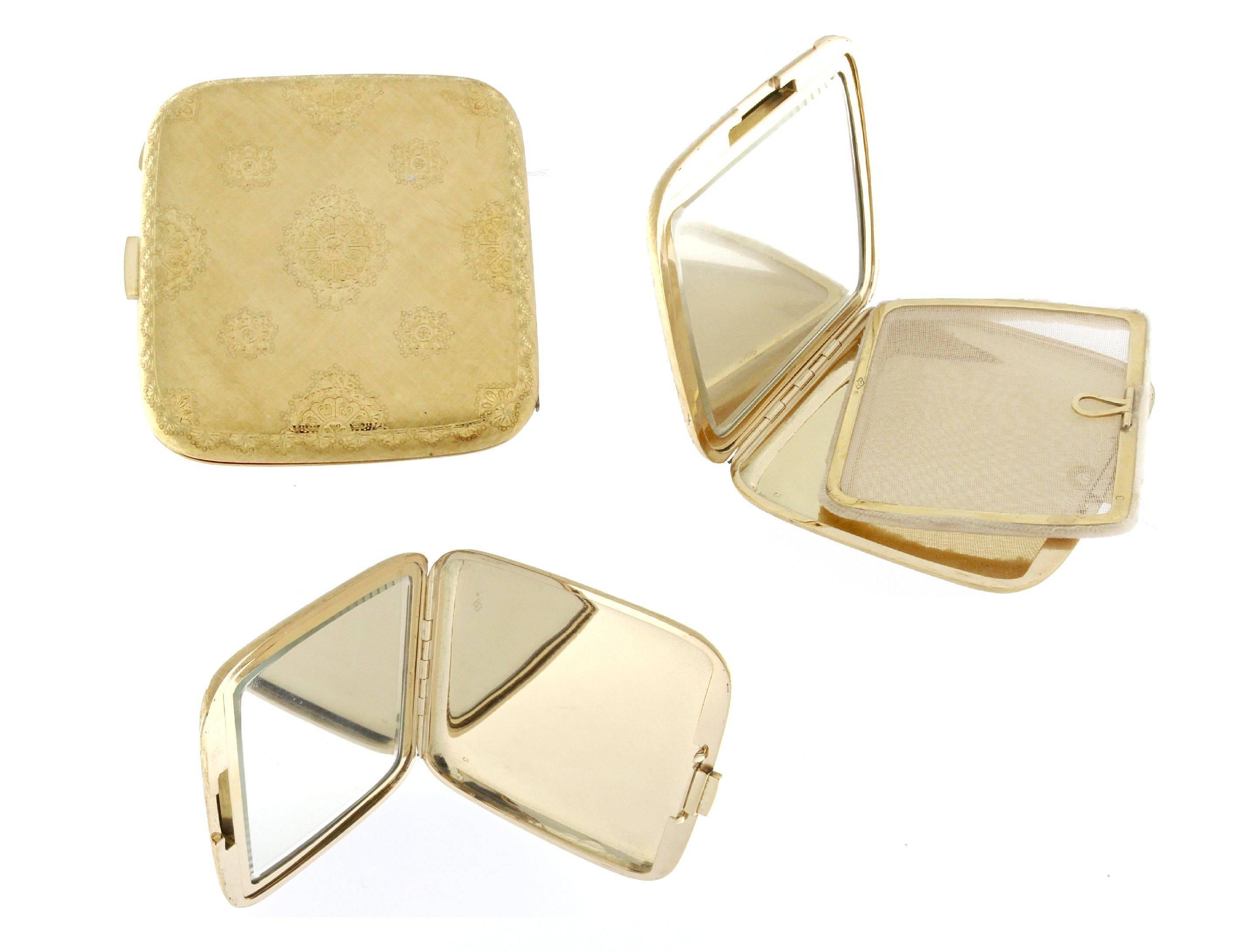 This gold compact has remained to its original splendor as virtually unused
18 kt yellow gold weight: gr  105
Stamp: 750