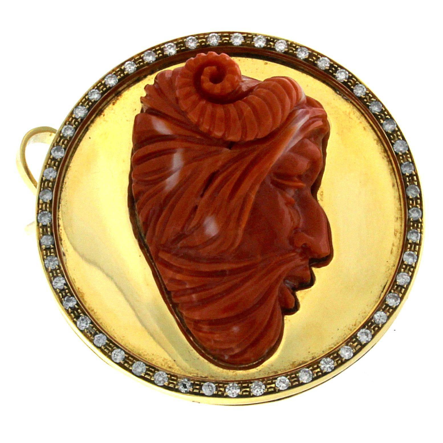 Exquisite Korallen-Skulptur mit Anhänger-Pin aus 18 Karat Gelbgold und Diamanten