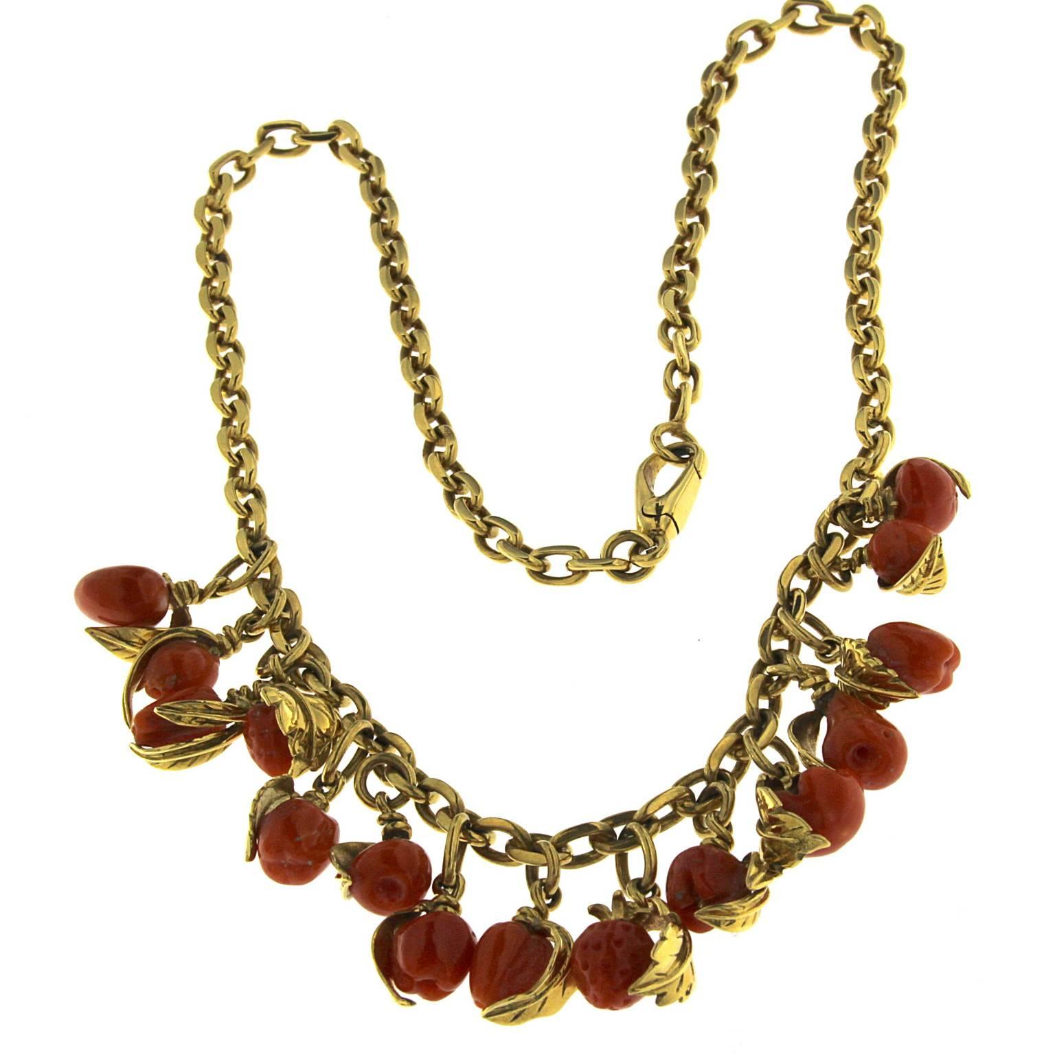 18 Karat Yellow Gold and Fruit Coral Pendant Necklace For Sale