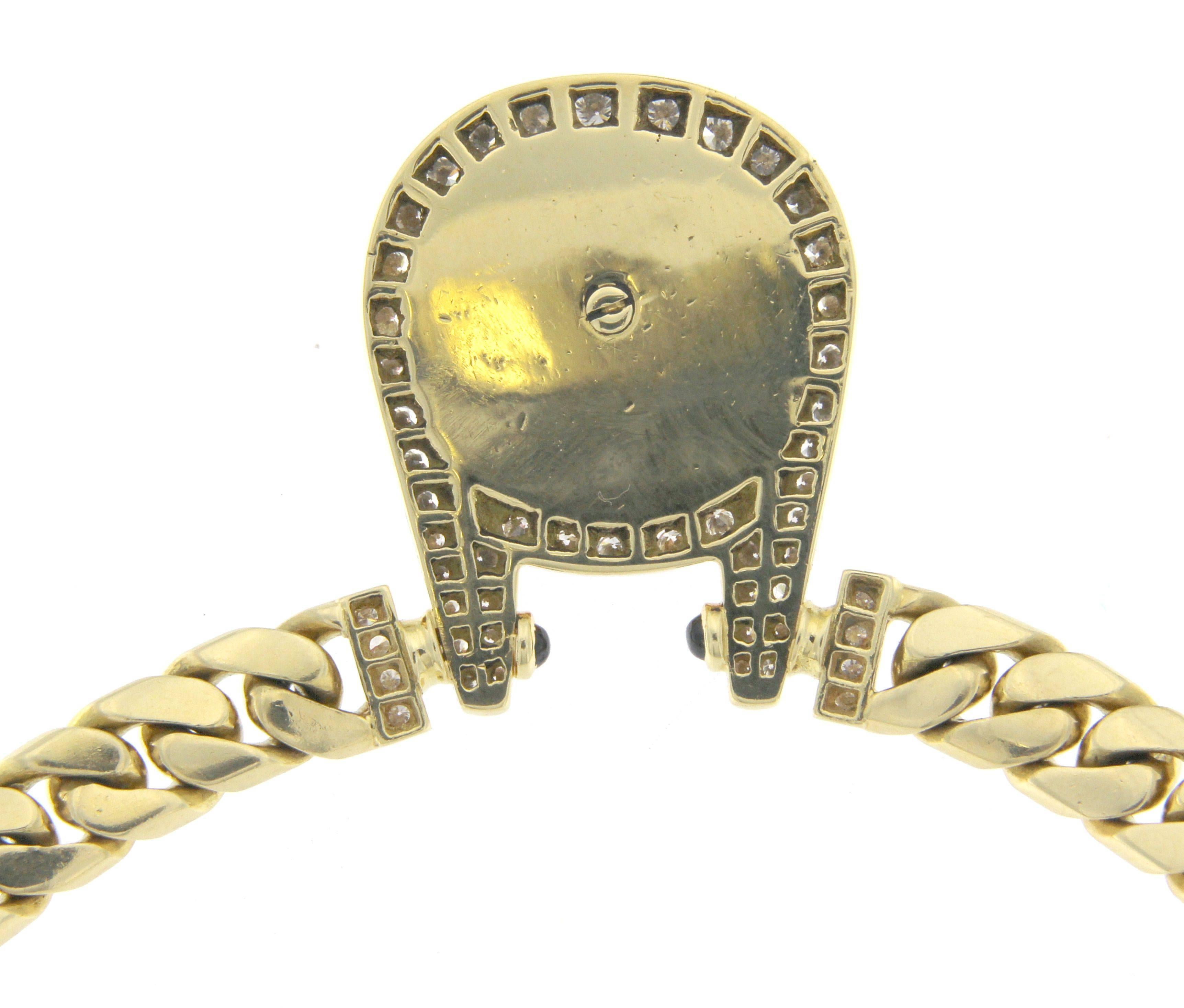 Néo-étrusque Centre de corail lion entouré de diamants en dégradé dans un collier en or 18 carats en vente