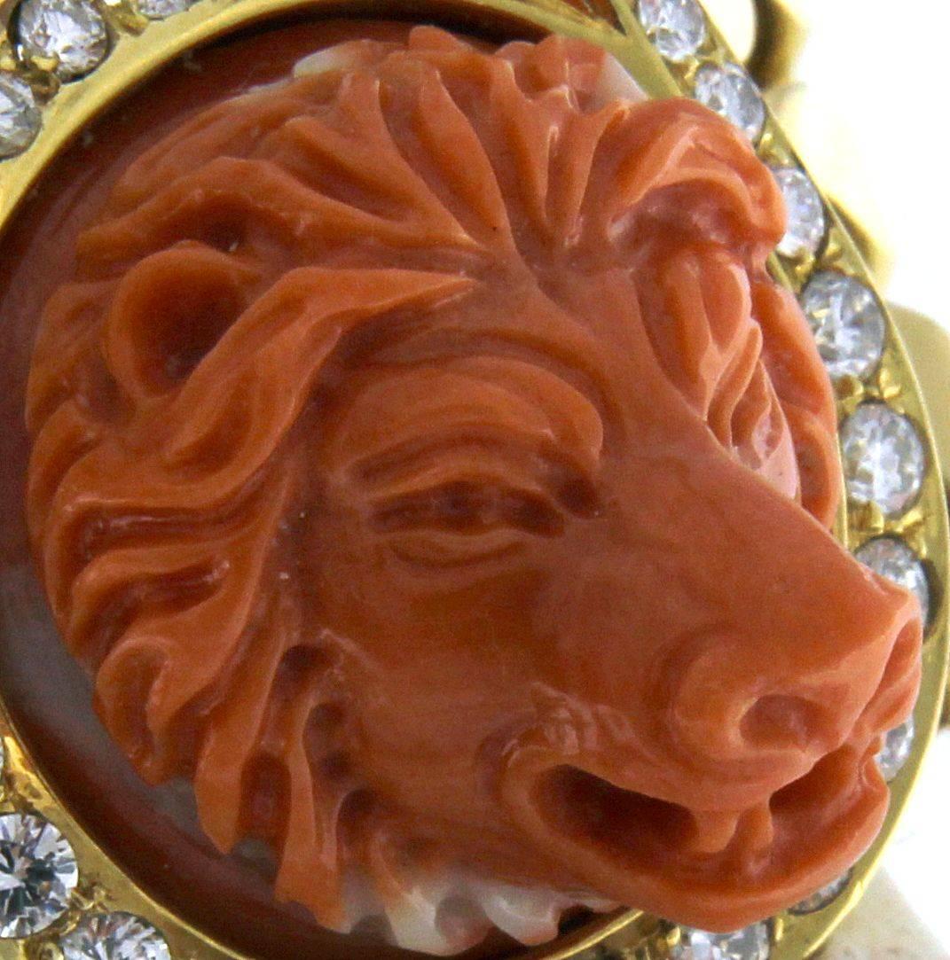 Lion Coral Central Surrounded by Diamonds in Degradè in a 18 Karat Gold Necklace In New Condition For Sale In Milano, Lombardia