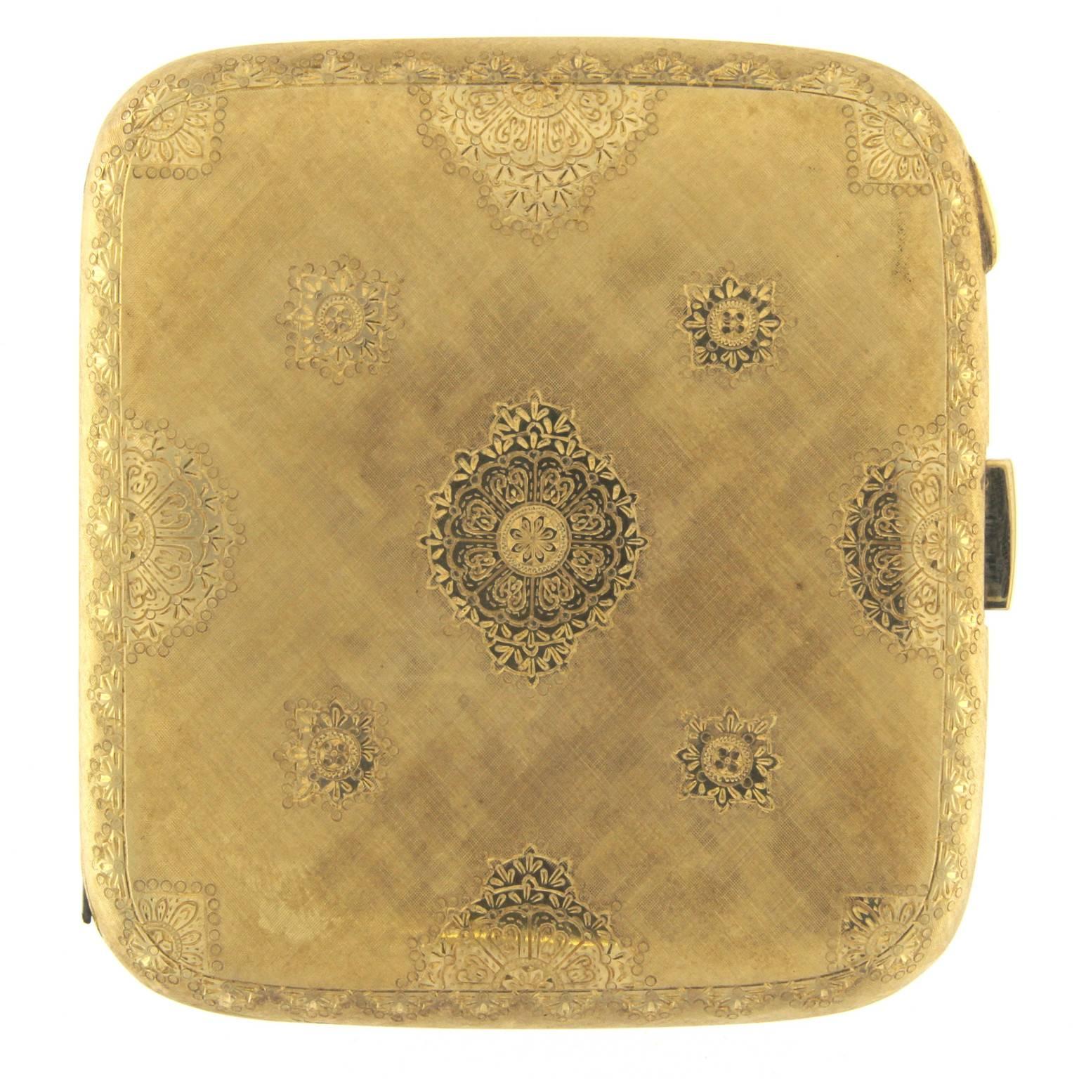 Poudrier doré compact avec gravures raffinées et élégantes Neuf - En vente à Milano, Lombardia